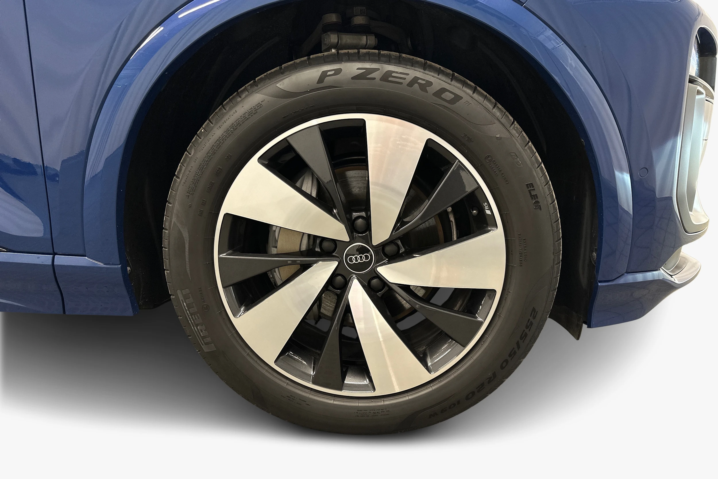 sininen Audi Q6 e-tron 2024 kuva 9.