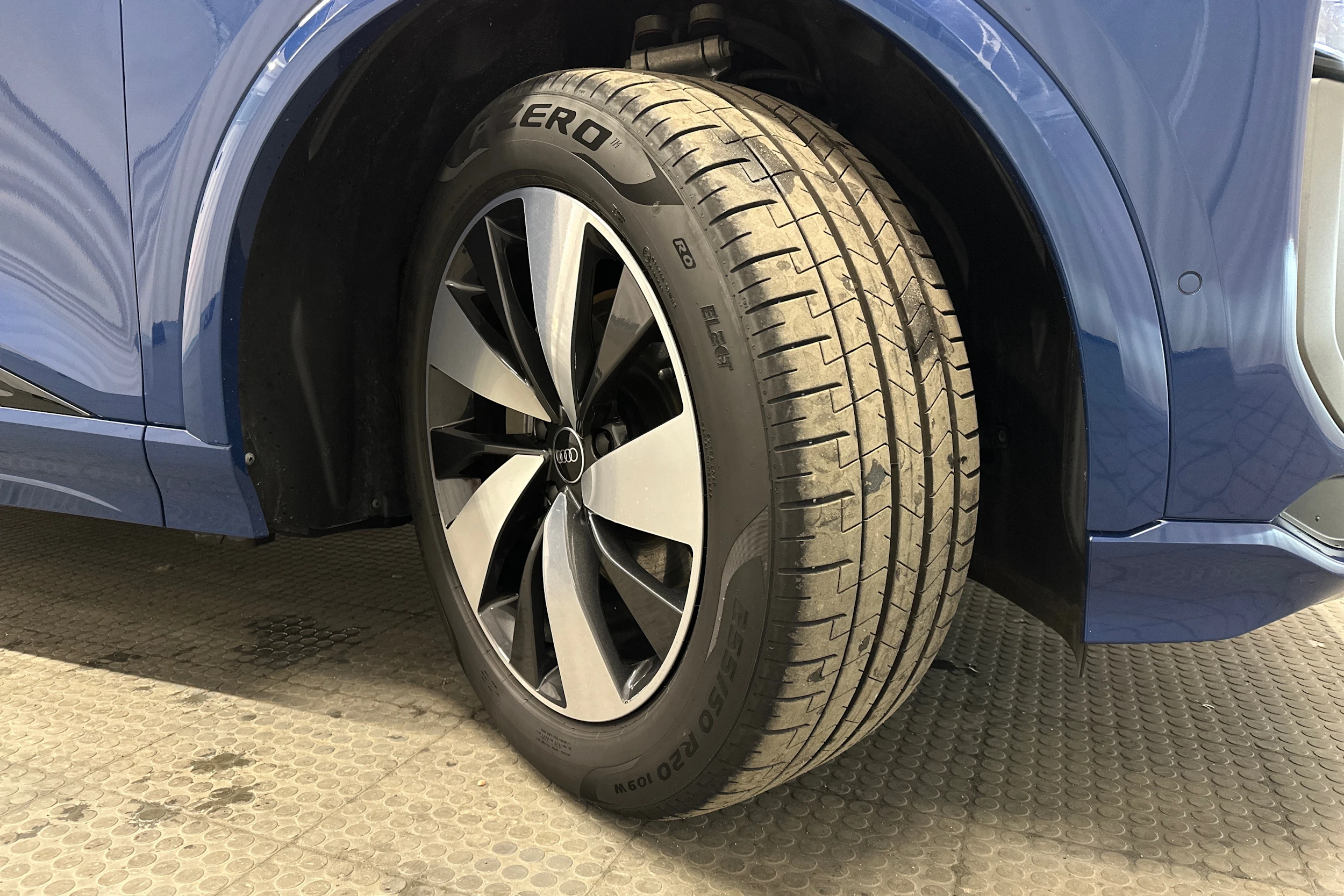 sininen Audi Q6 e-tron 2024 kuva 10.