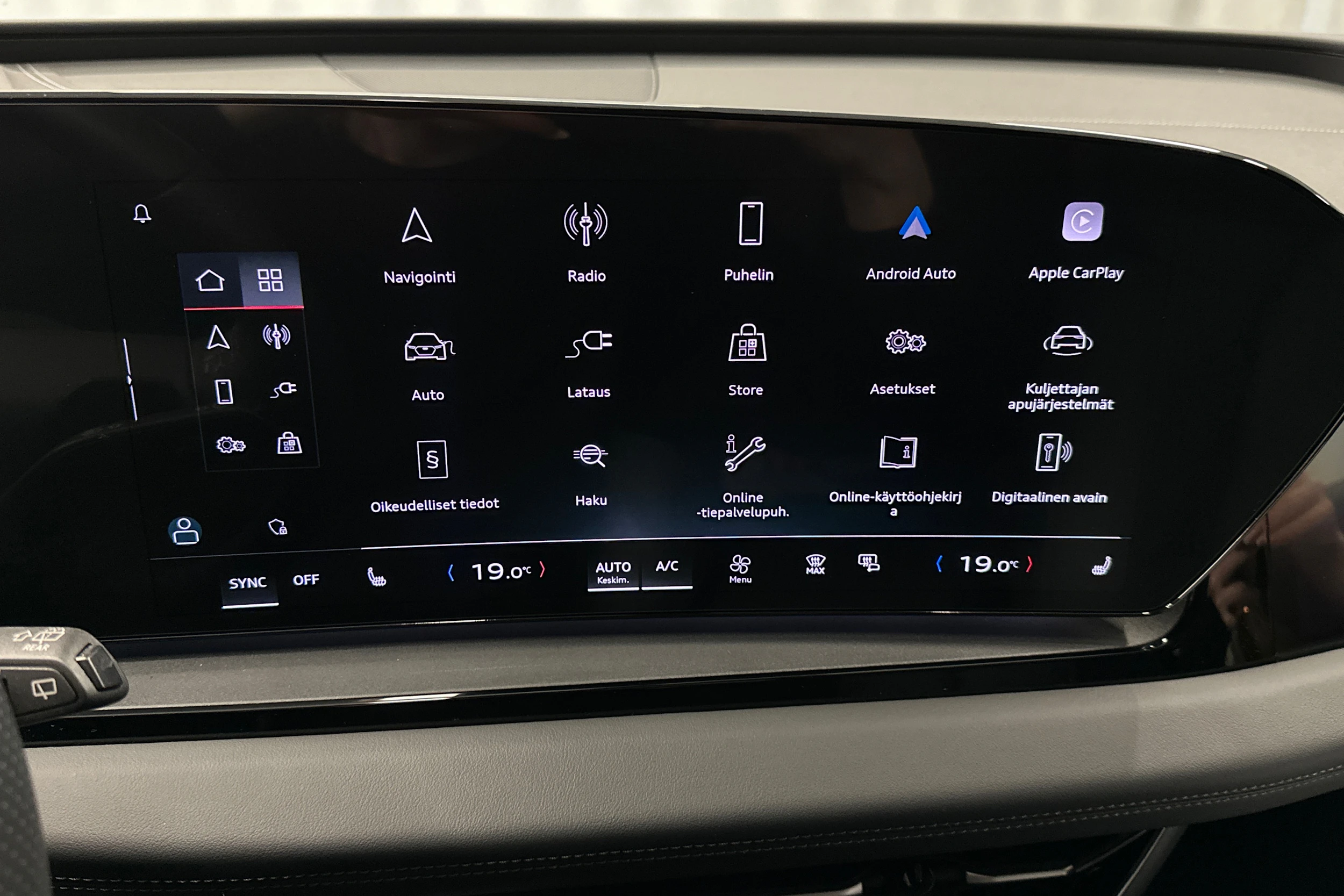 sininen Audi Q6 e-tron 2024 kuva 16.