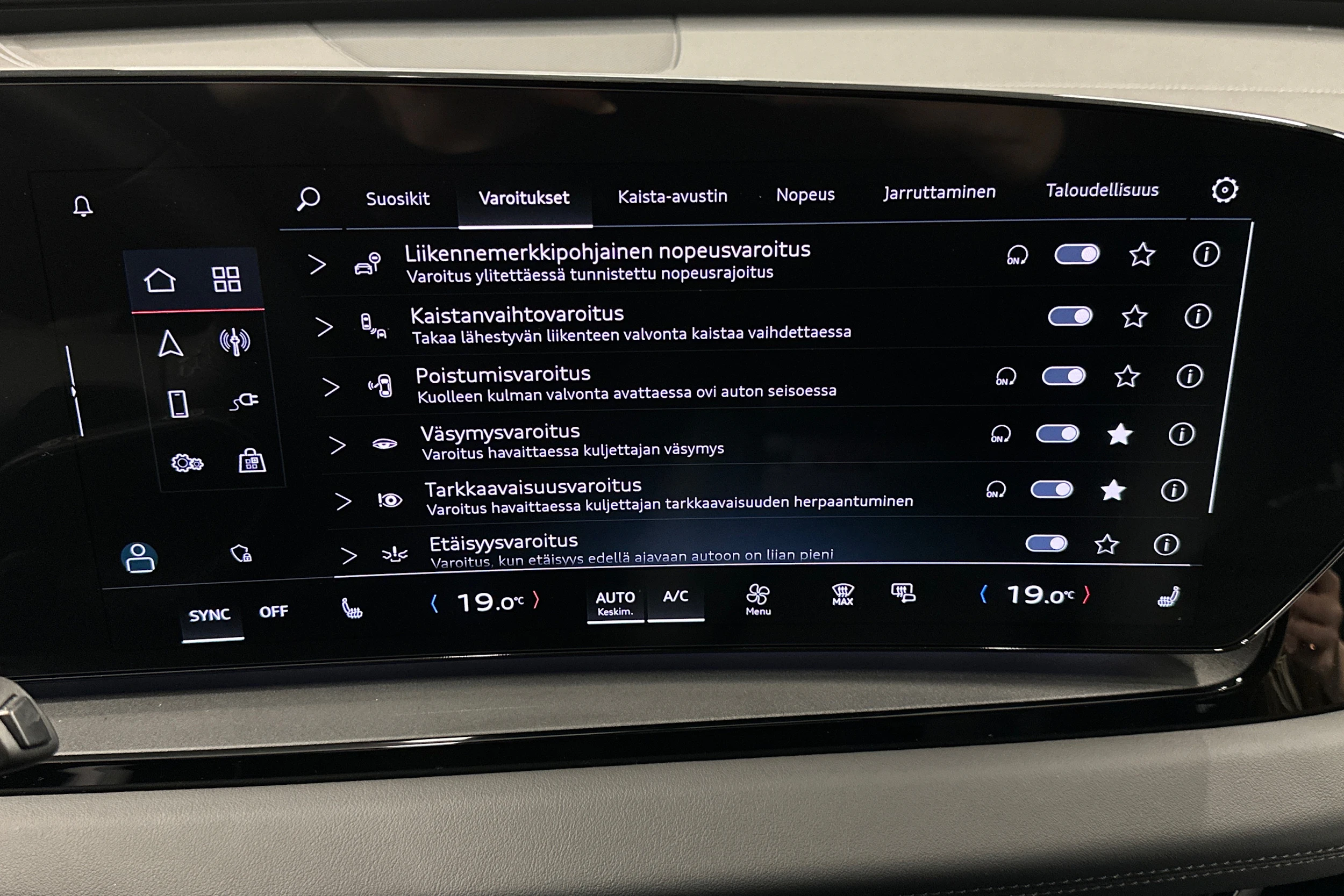 sininen Audi Q6 e-tron 2024 kuva 23.