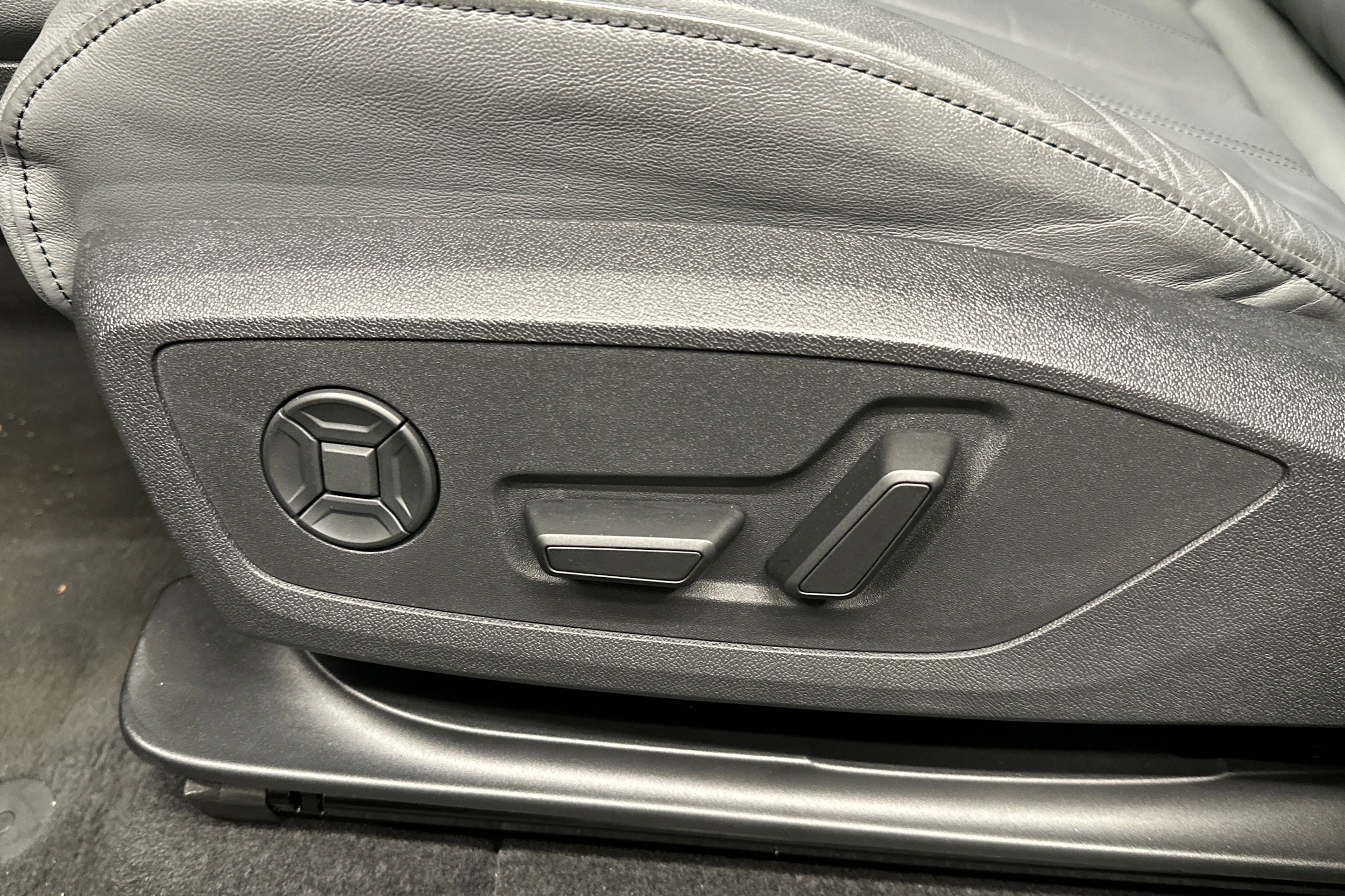 sininen Audi Q6 e-tron 2024 kuva 34.