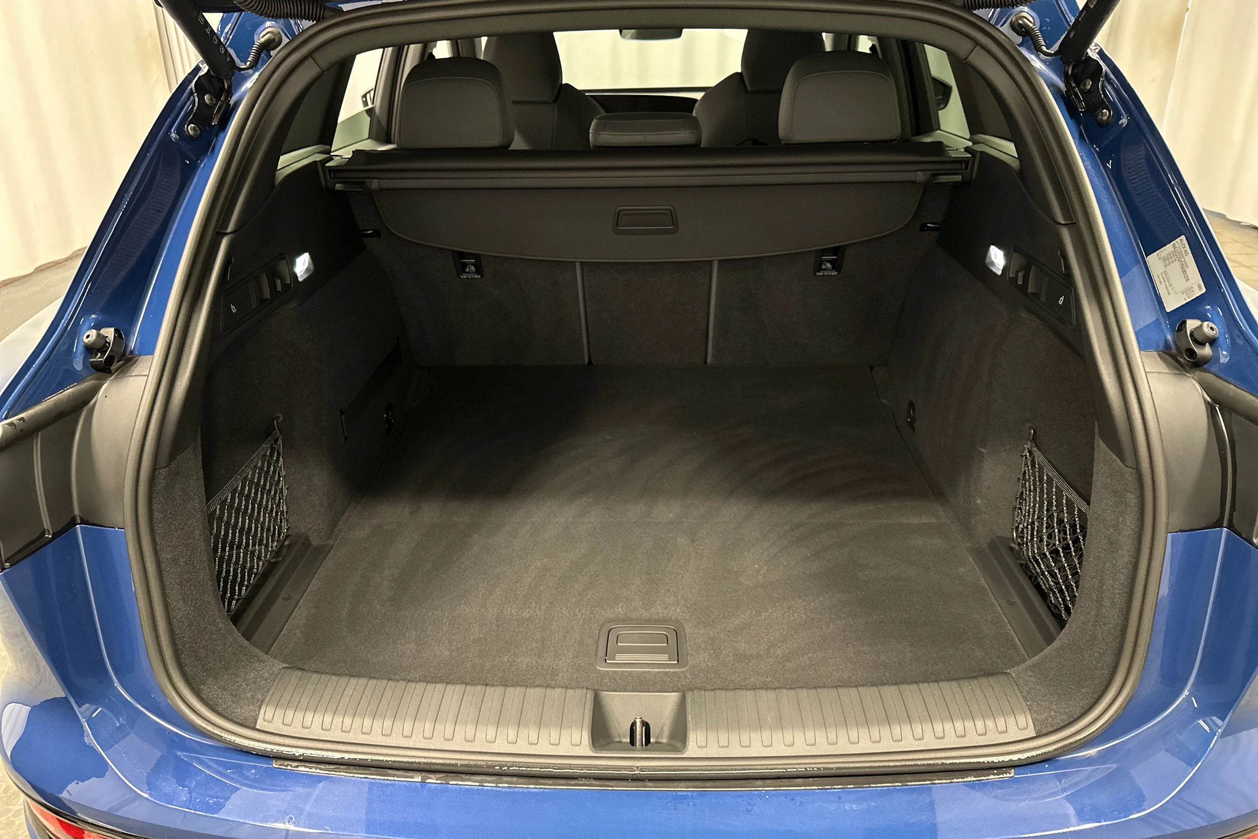 sininen Audi Q6 e-tron 2024 kuva 36.