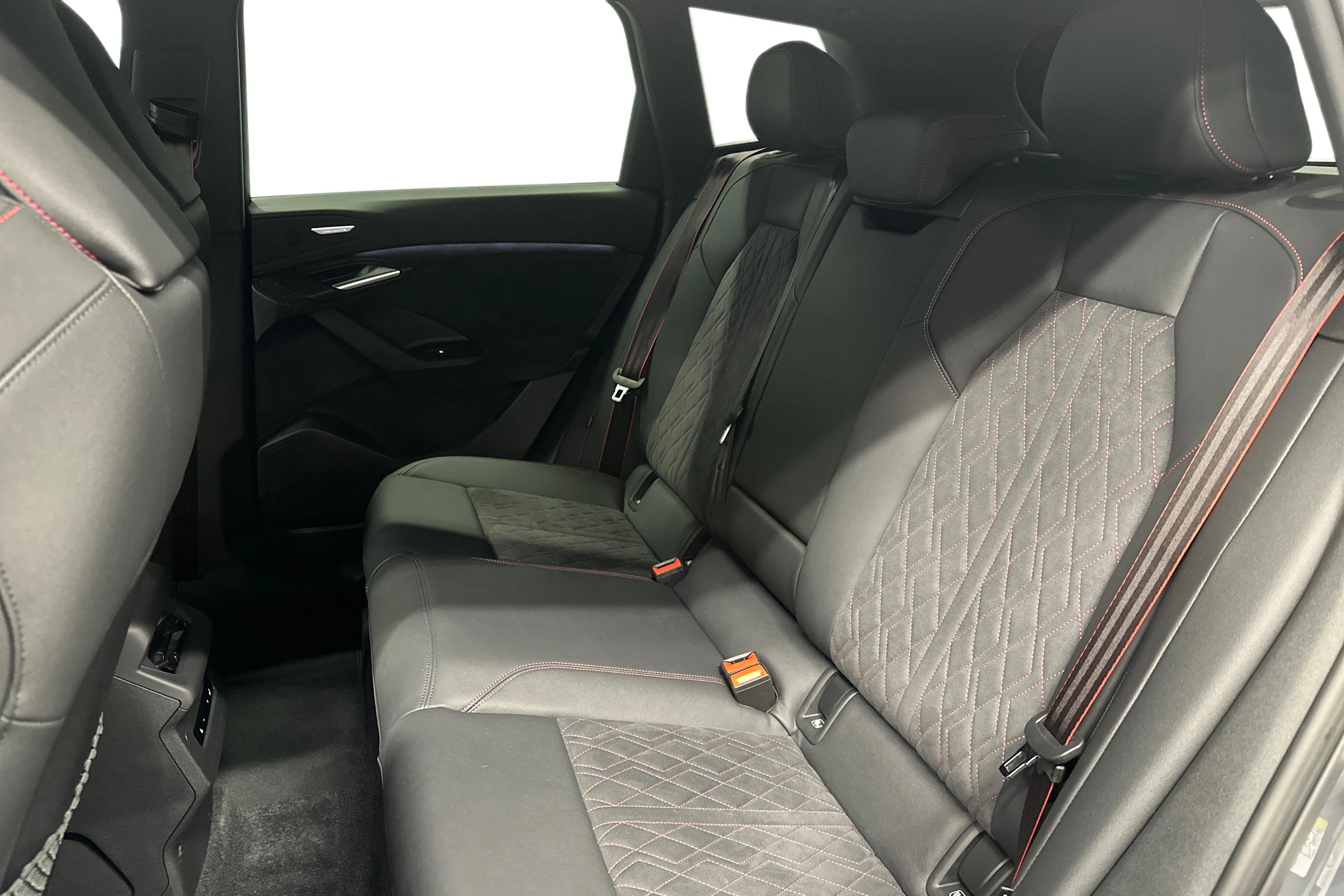 harmaa Audi Q6 e-tron 2024 kuva 8.