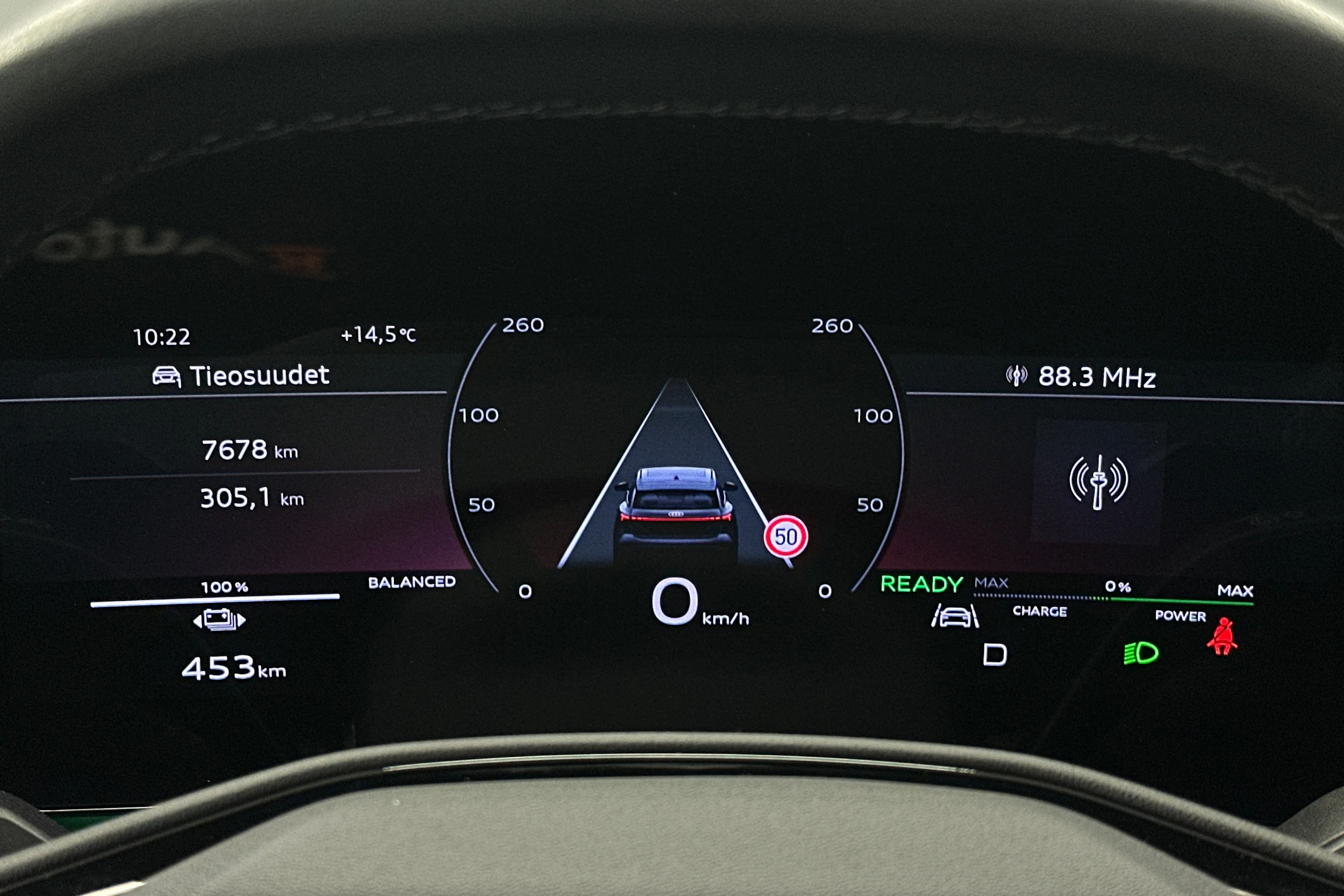 harmaa Audi Q6 e-tron 2024 kuva 13.