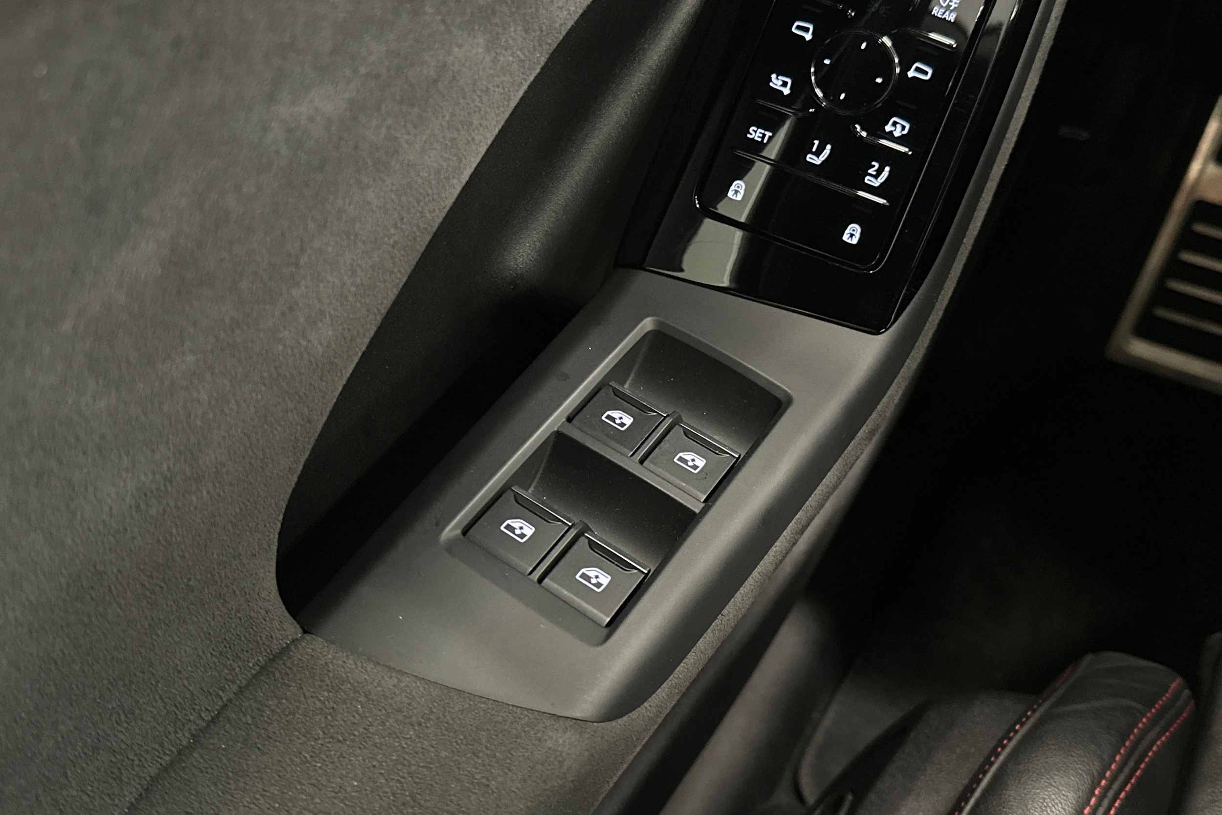 harmaa Audi Q6 e-tron 2024 kuva 15.