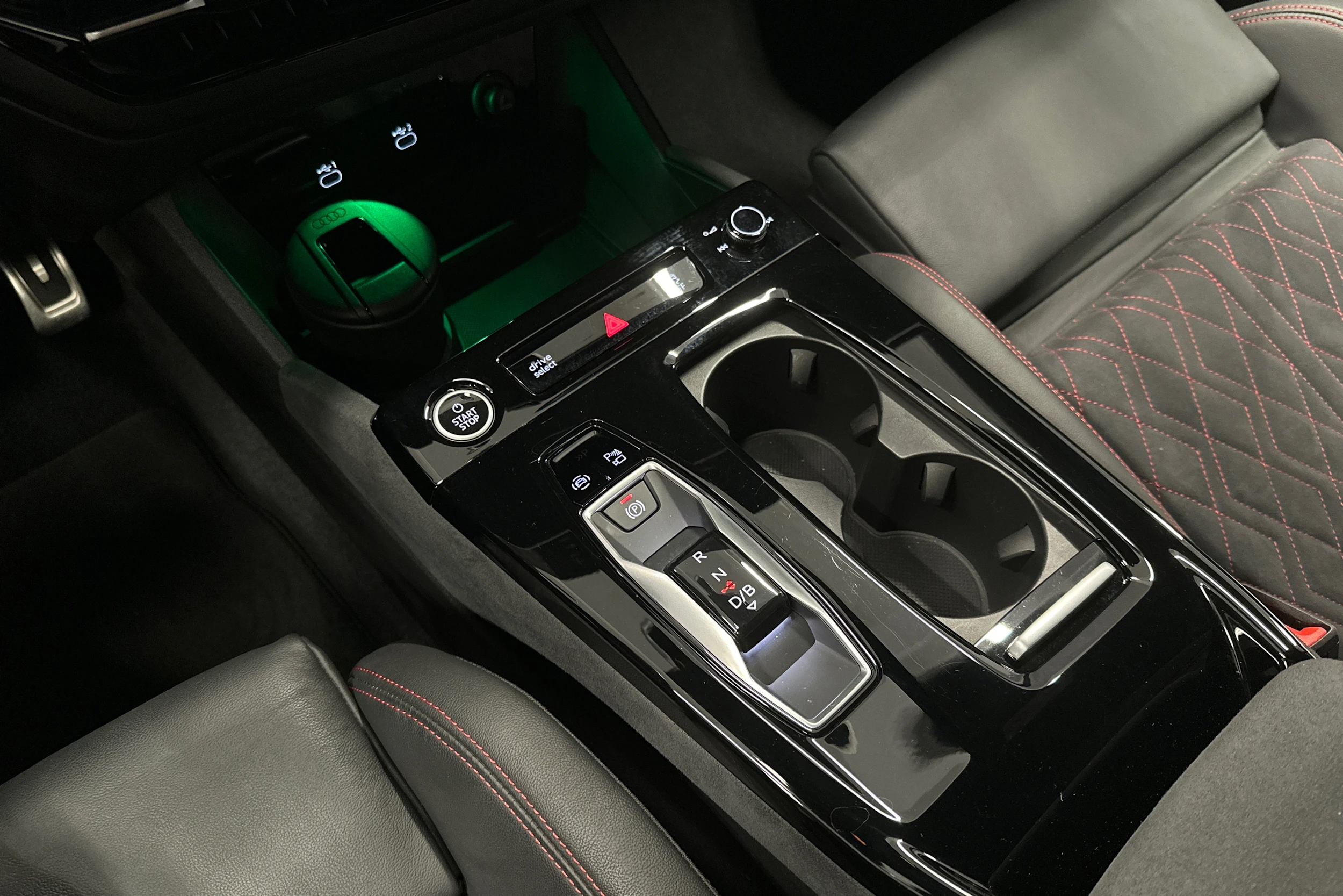 harmaa Audi Q6 e-tron 2024 kuva 36.