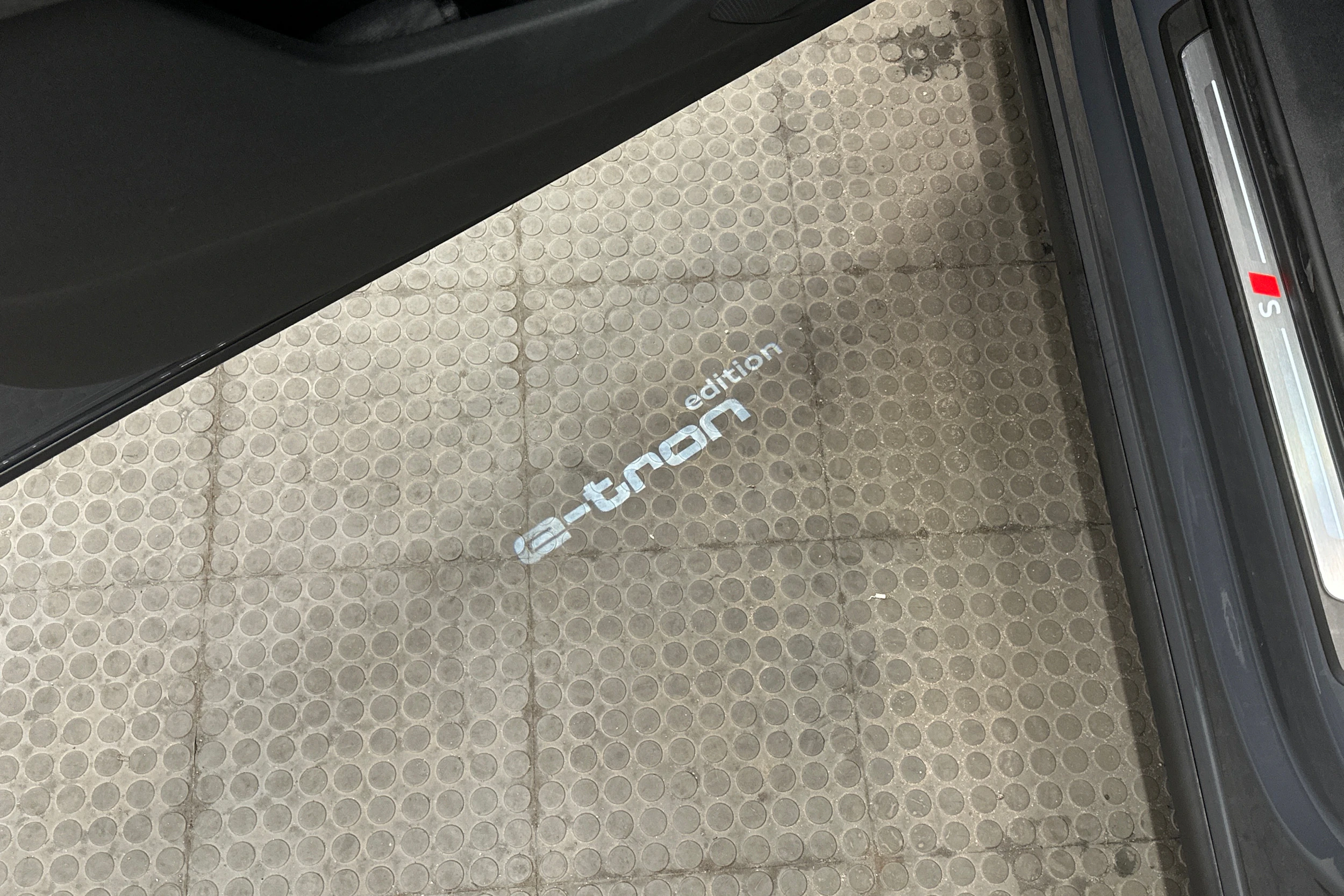 harmaa Audi Q6 e-tron 2024 kuva 39.