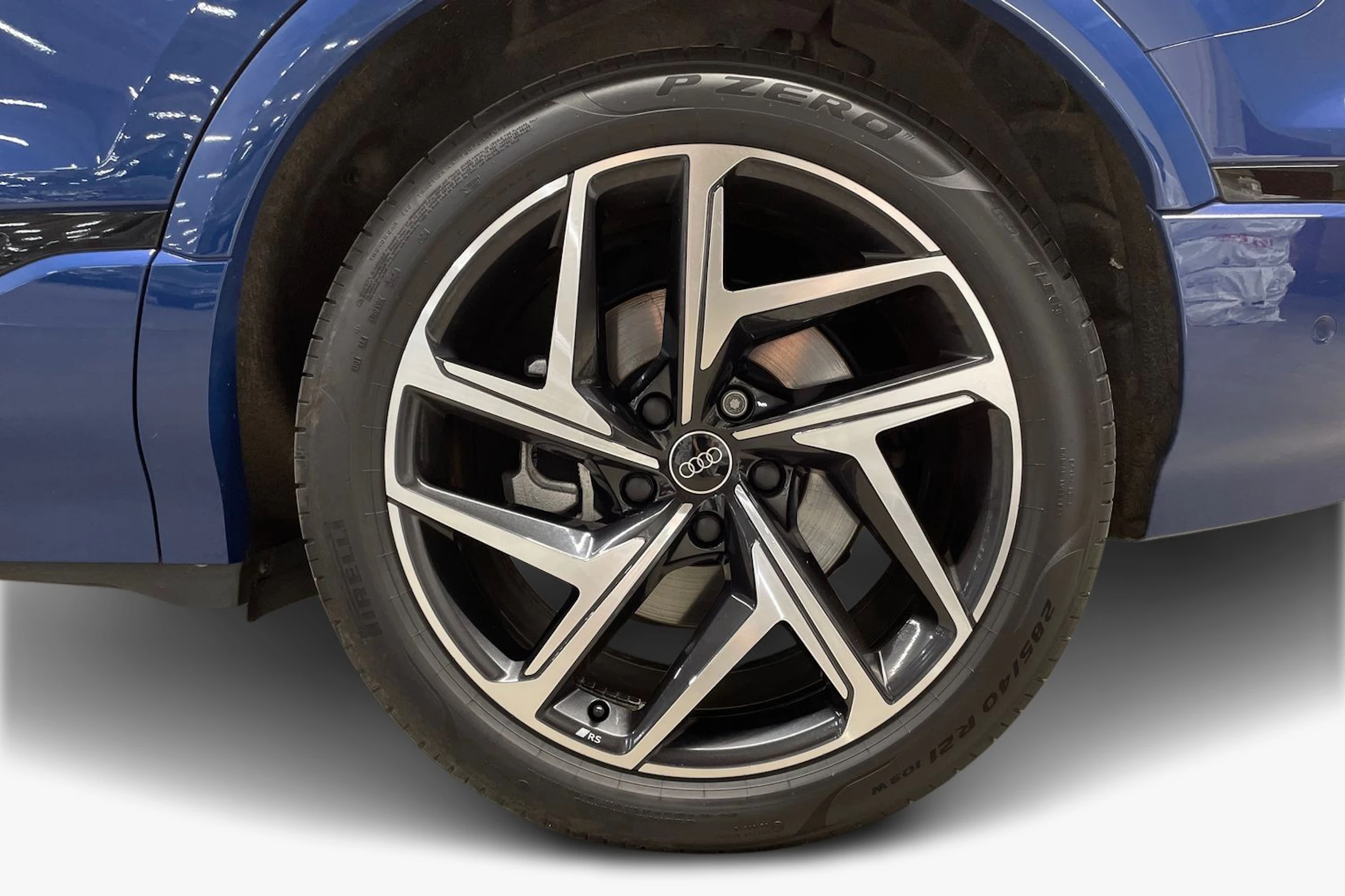 sininen Audi Q6 e-tron 2025 kuva 9.