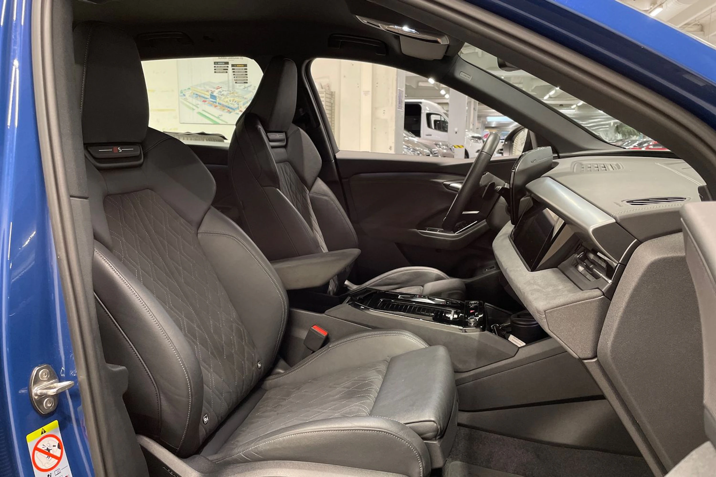 sininen Audi Q6 e-tron 2025 kuva 25.
