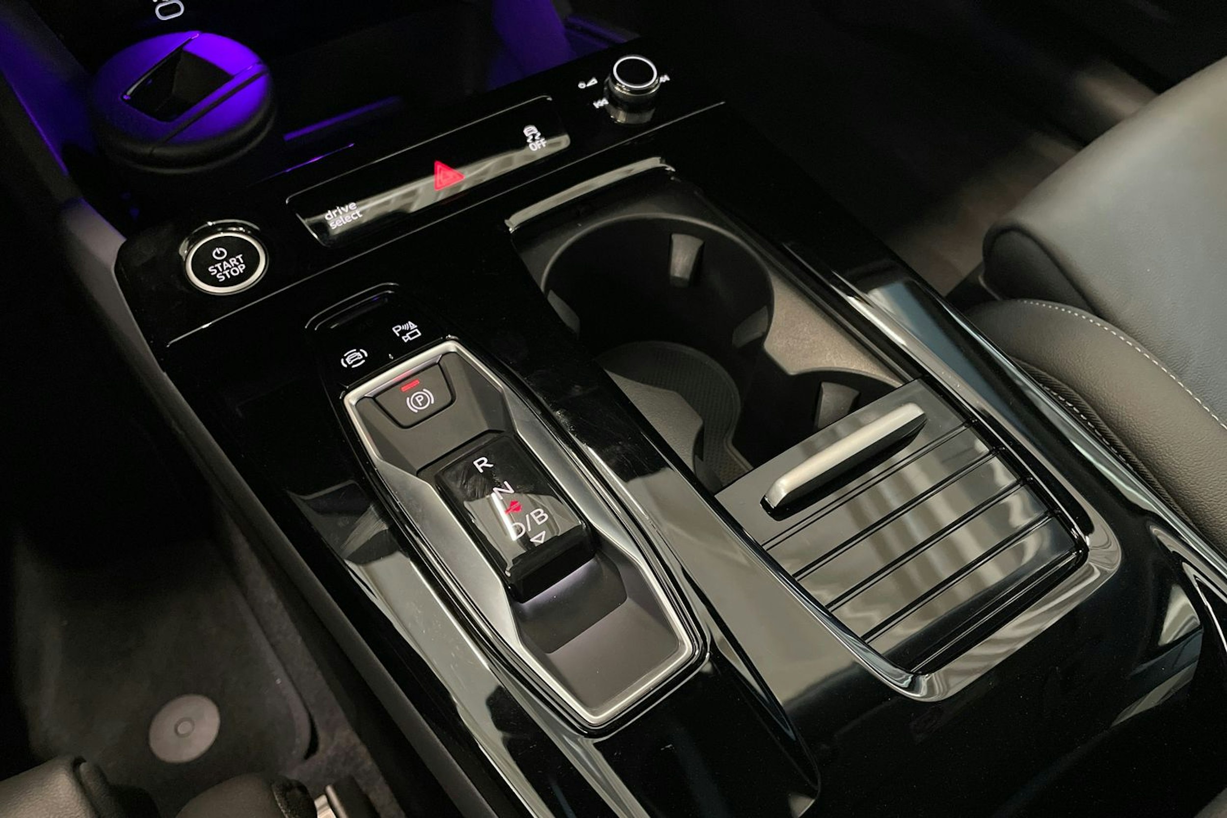 harmaa Audi Q6 e-tron 2025 kuva 22.