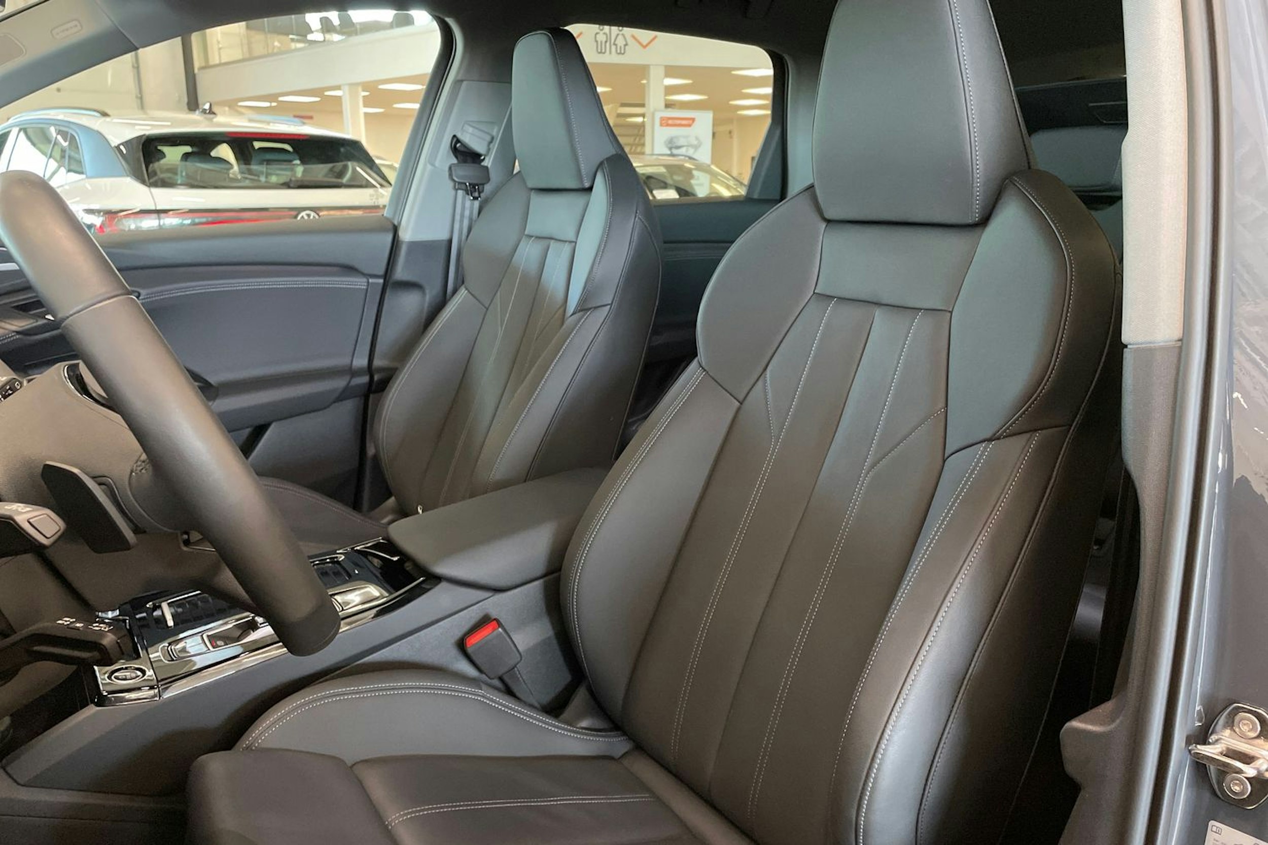 harmaa Audi Q6 e-tron 2025 kuva 27.
