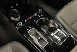 met. sininen Audi Q6 e-tron 2025 kuva 18.