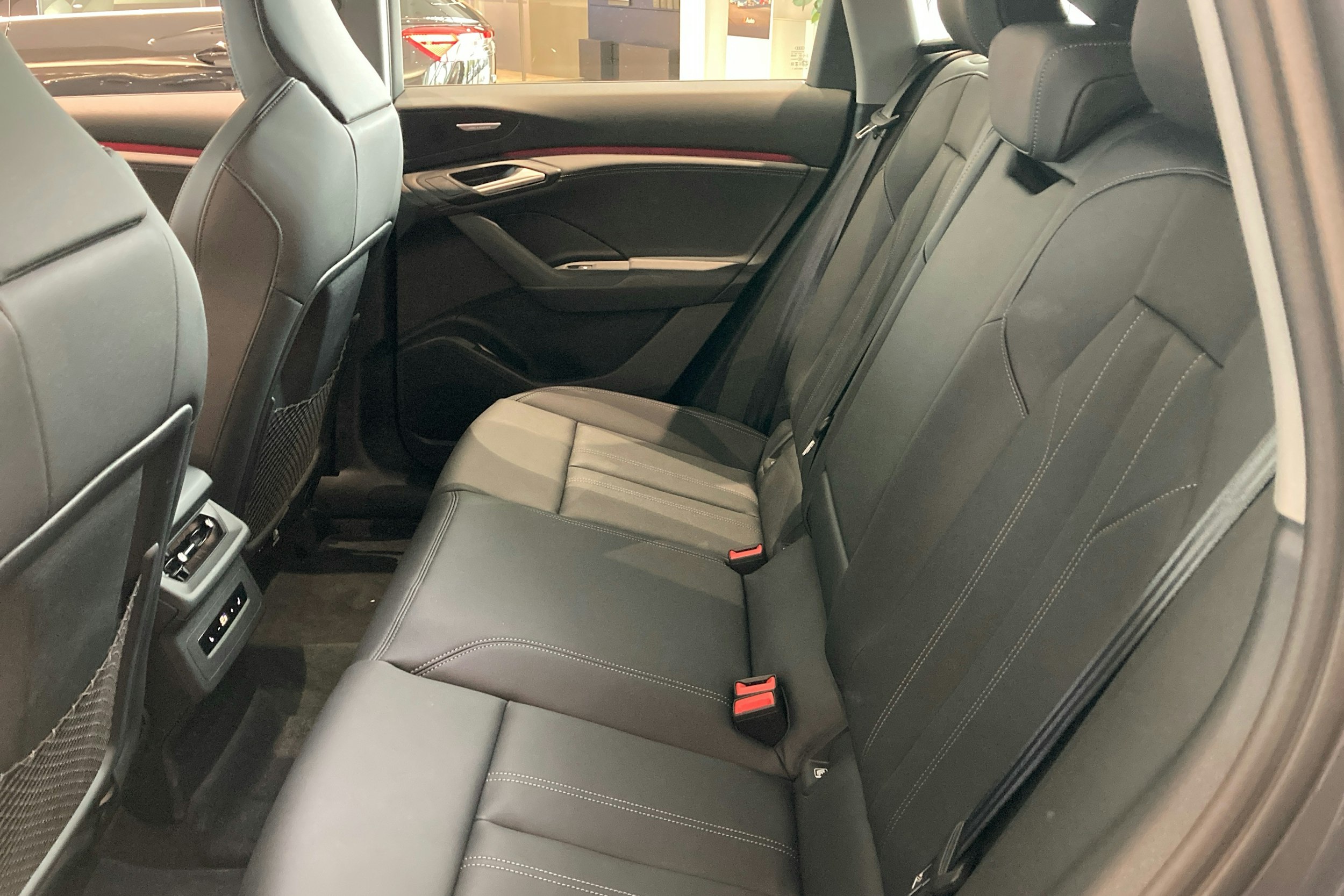 harmaa Audi Q6 e-tron 2025 kuva 8.