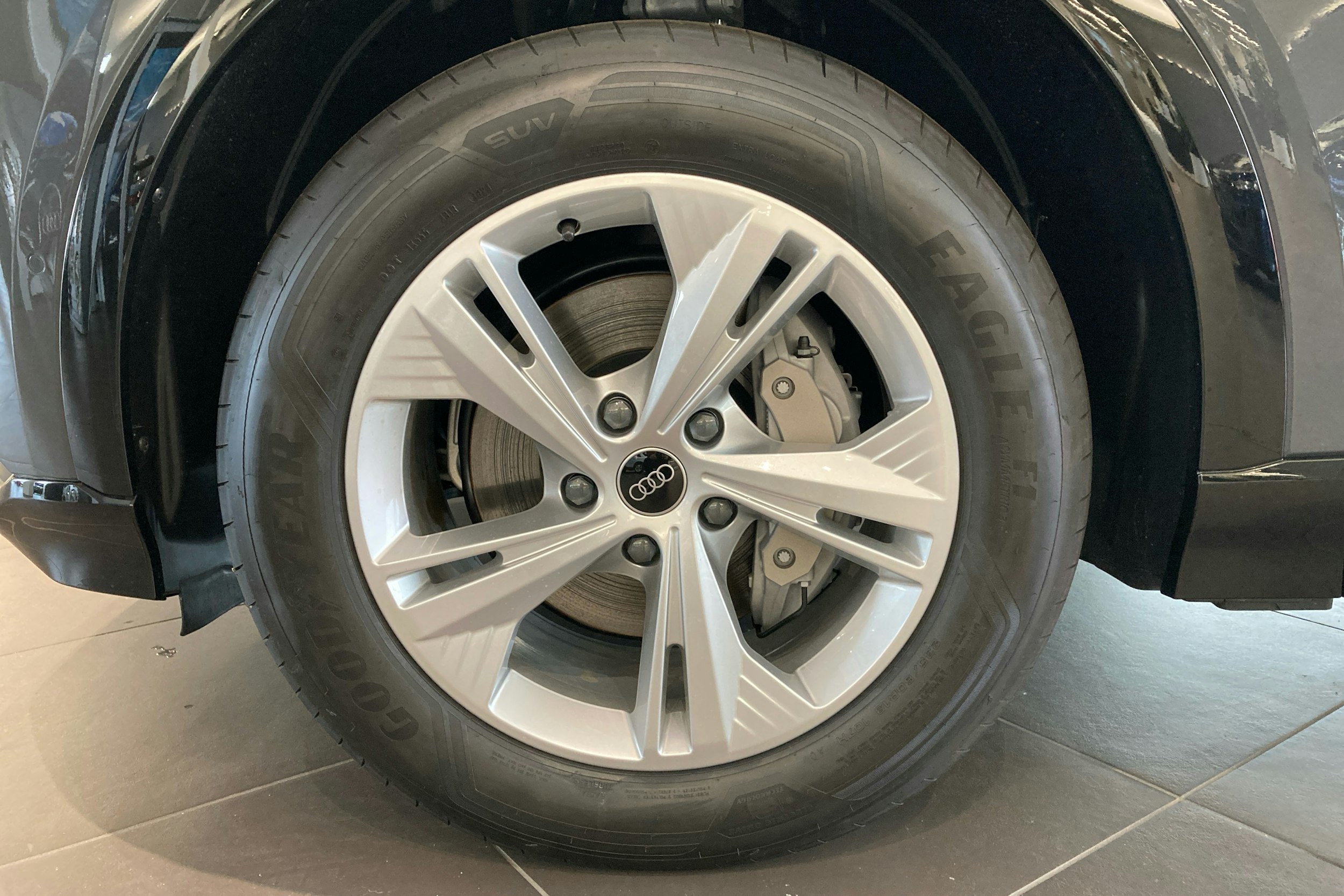 harmaa Audi Q6 e-tron 2025 kuva 9.