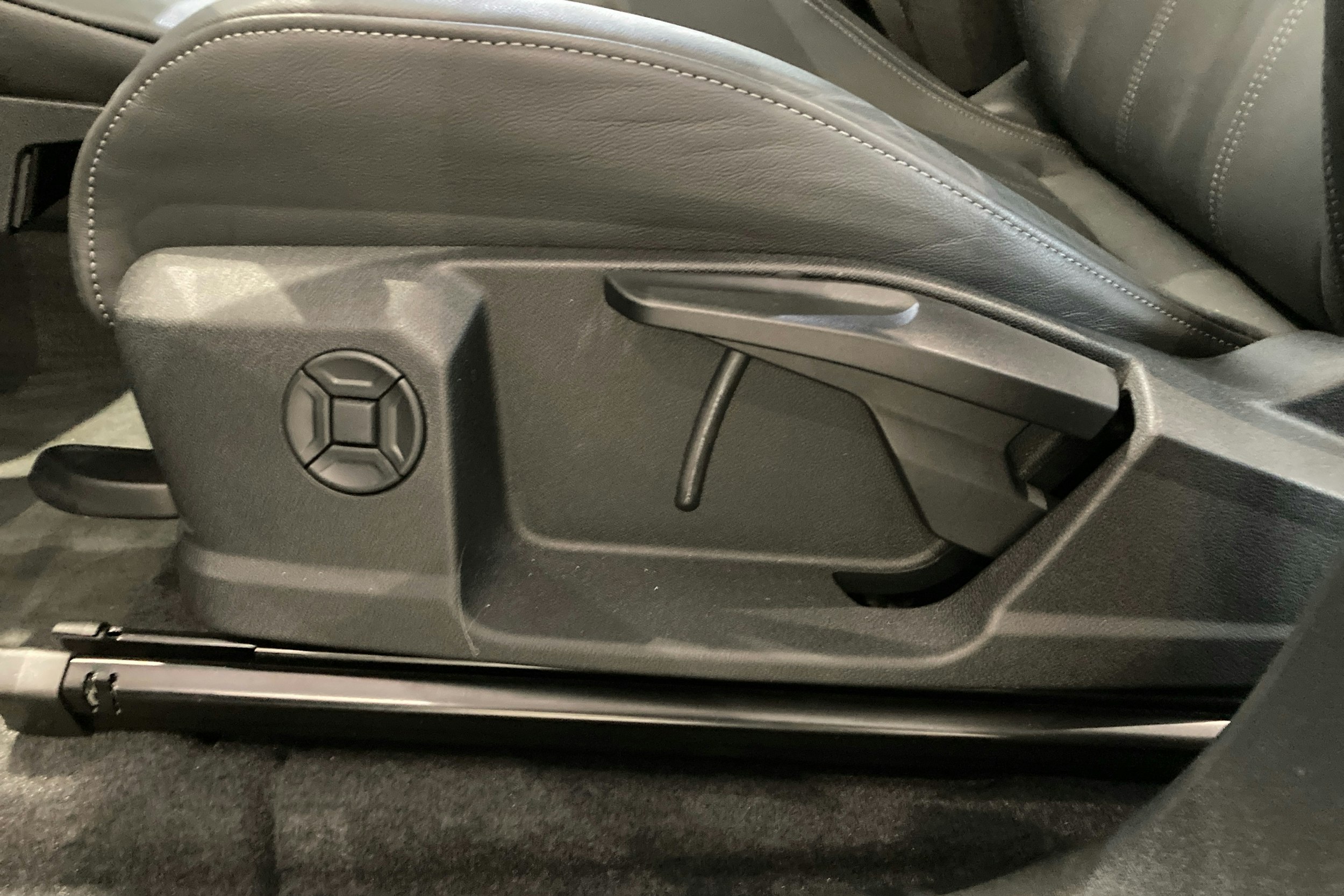 harmaa Audi Q6 e-tron 2025 kuva 12.