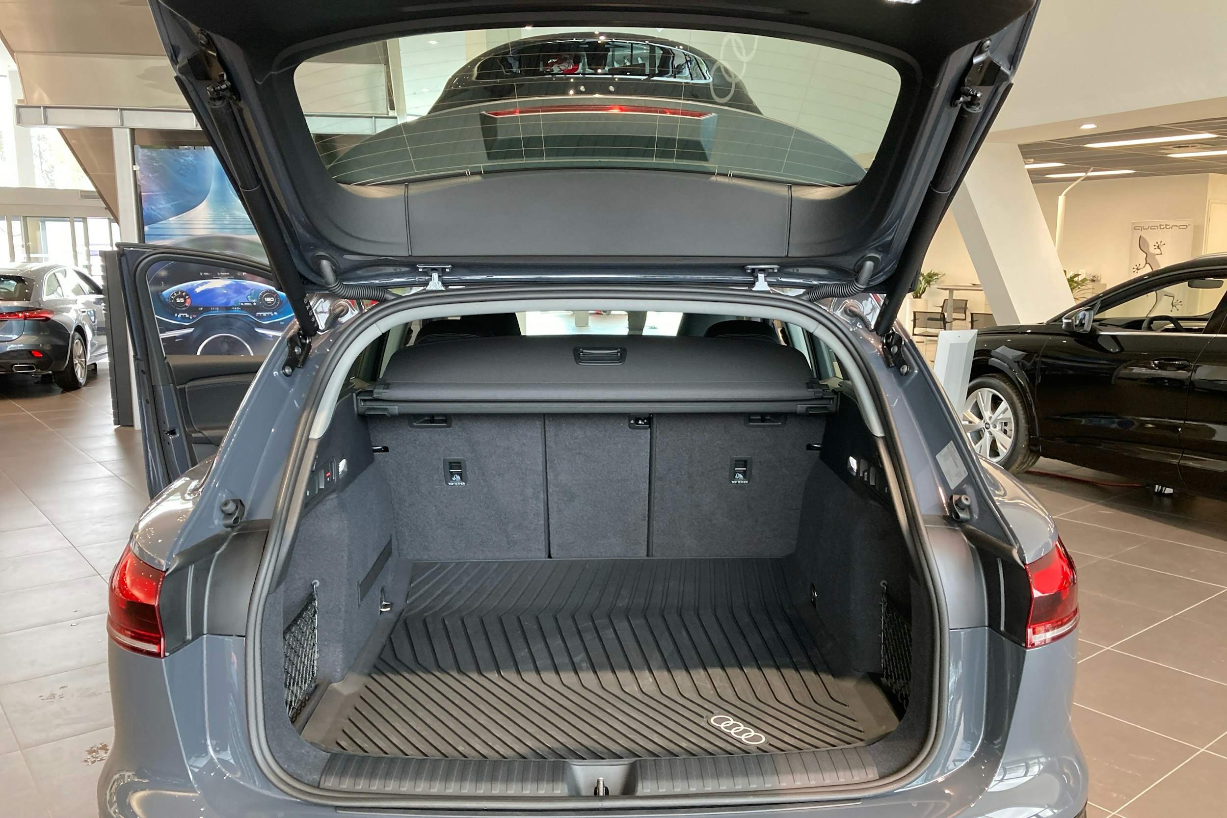harmaa Audi Q6 e-tron 2025 kuva 19.