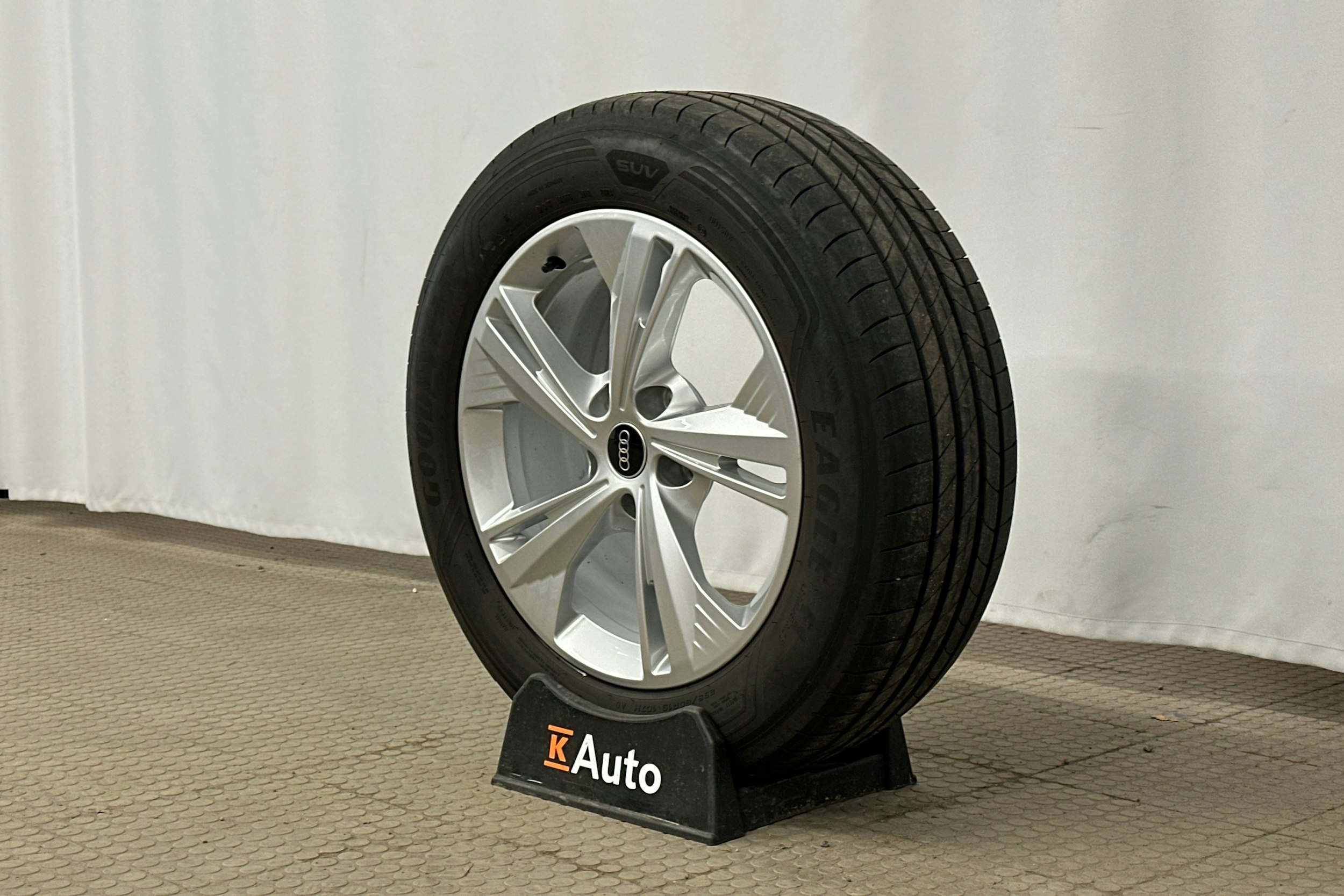 harmaa Audi Q6 e-tron 2025 kuva 13.