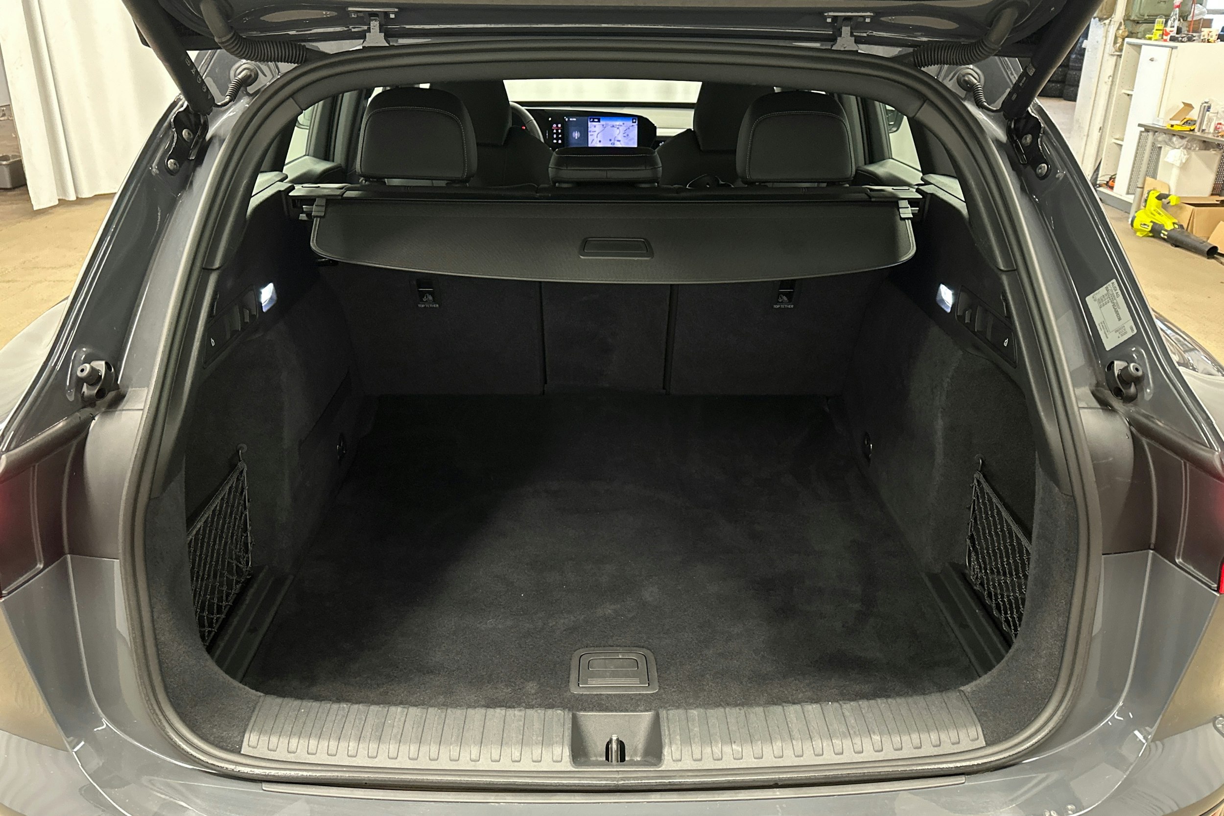 harmaa Audi Q6 e-tron 2025 kuva 14.