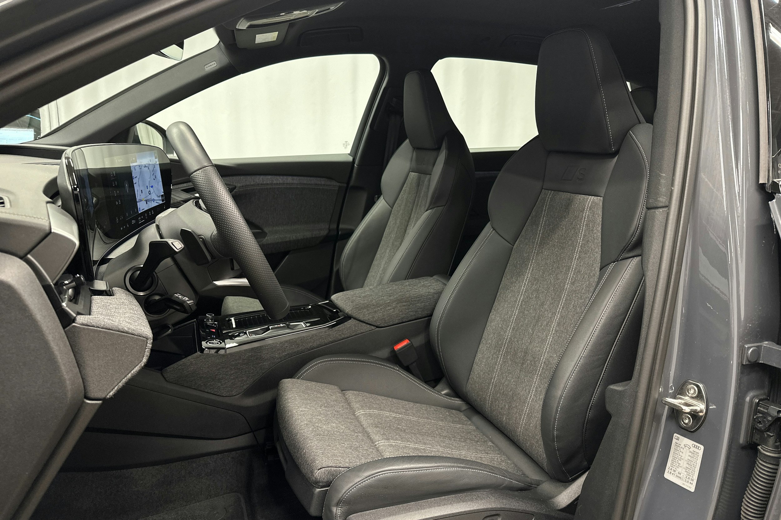 harmaa Audi Q6 e-tron 2025 kuva 17.