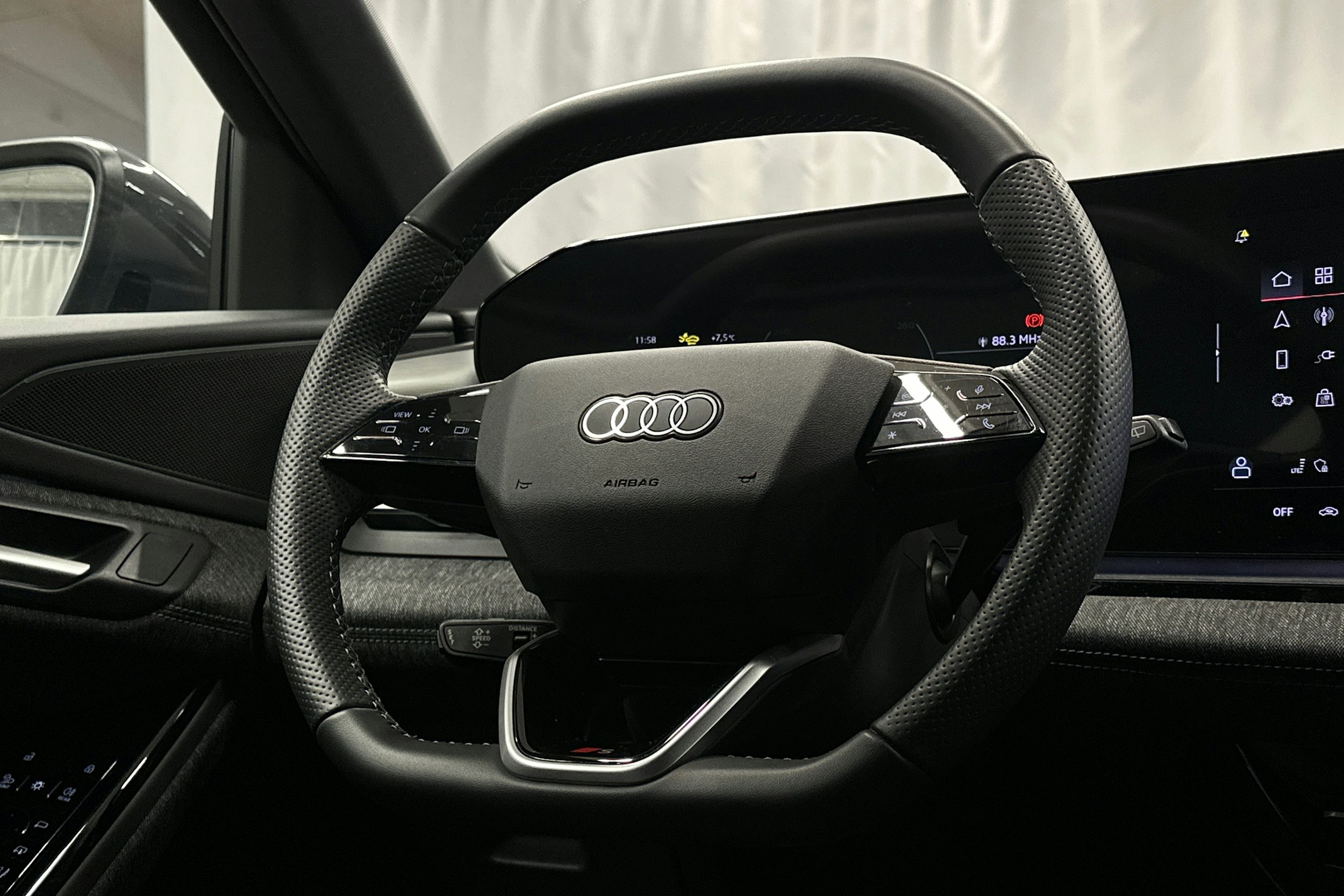 harmaa Audi Q6 e-tron 2025 kuva 21.