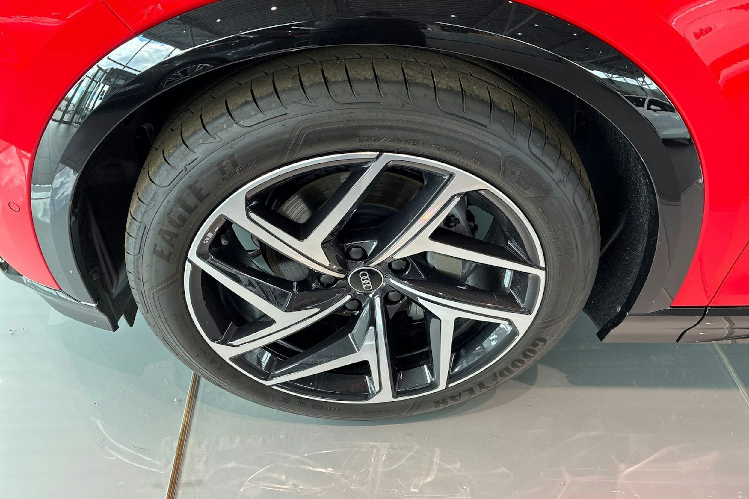 punainen Audi Q6 e-tron 2025 kuva 10.