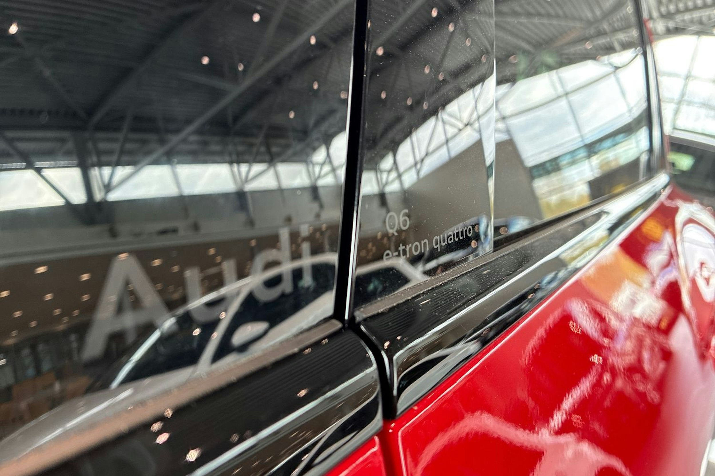 punainen Audi Q6 e-tron 2025 kuva 11.
