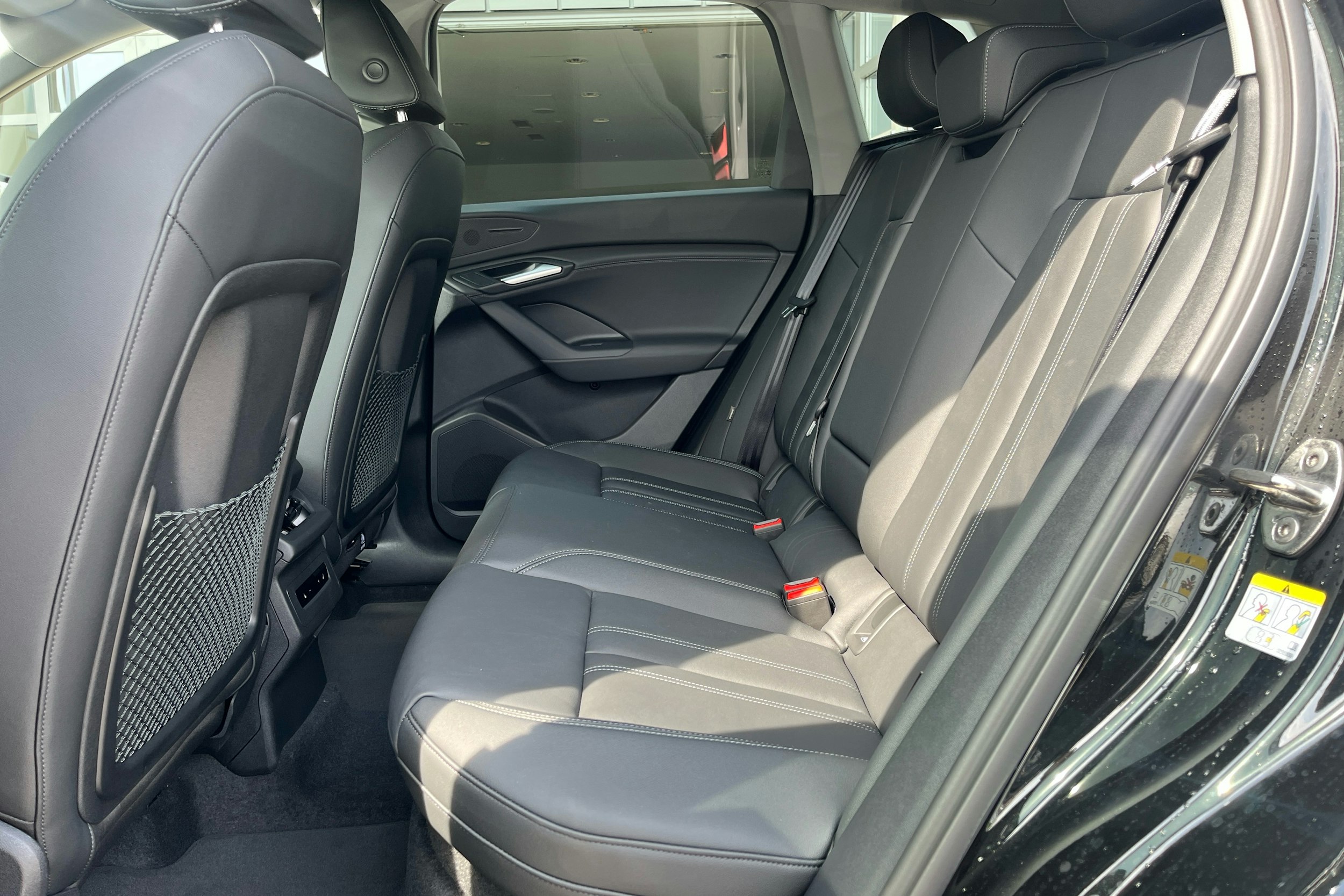 musta Audi Q6 e-tron 2025 kuva 8.