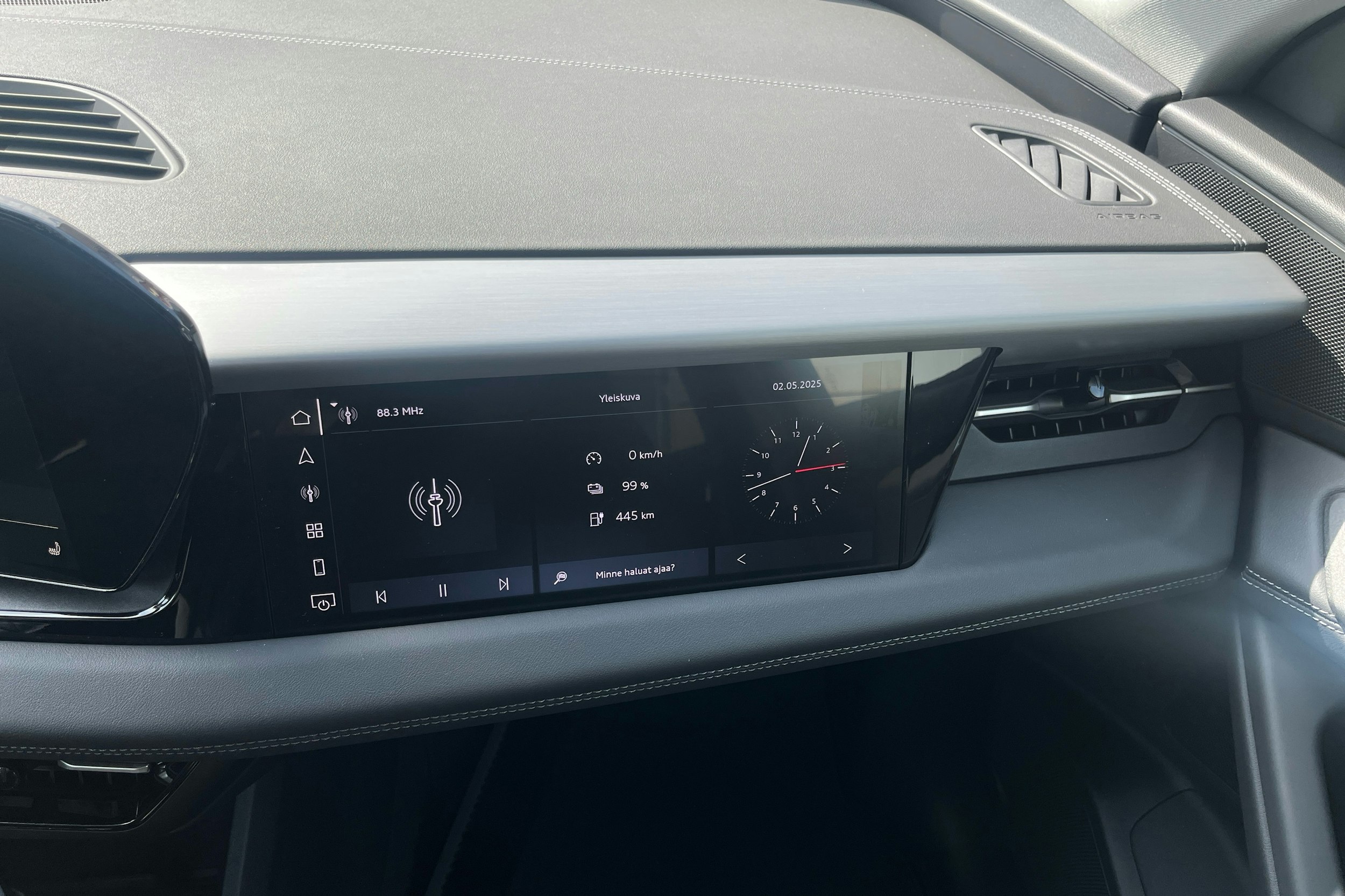 musta Audi Q6 e-tron 2025 kuva 13.