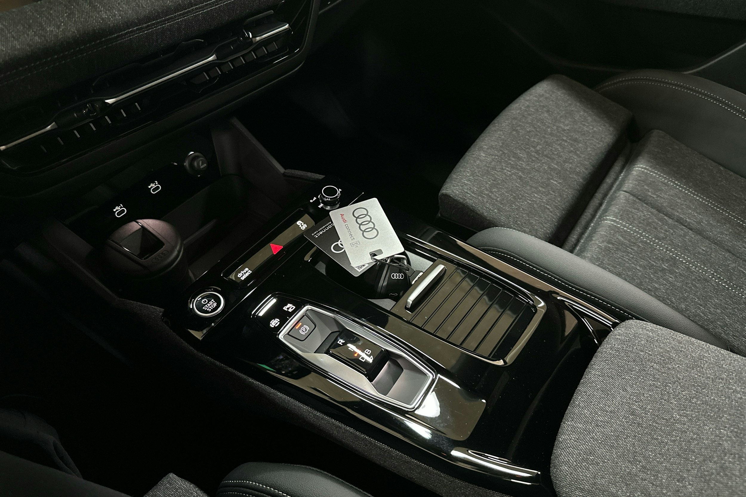 met. musta Audi Q6 e-tron 2025 kuva 16.