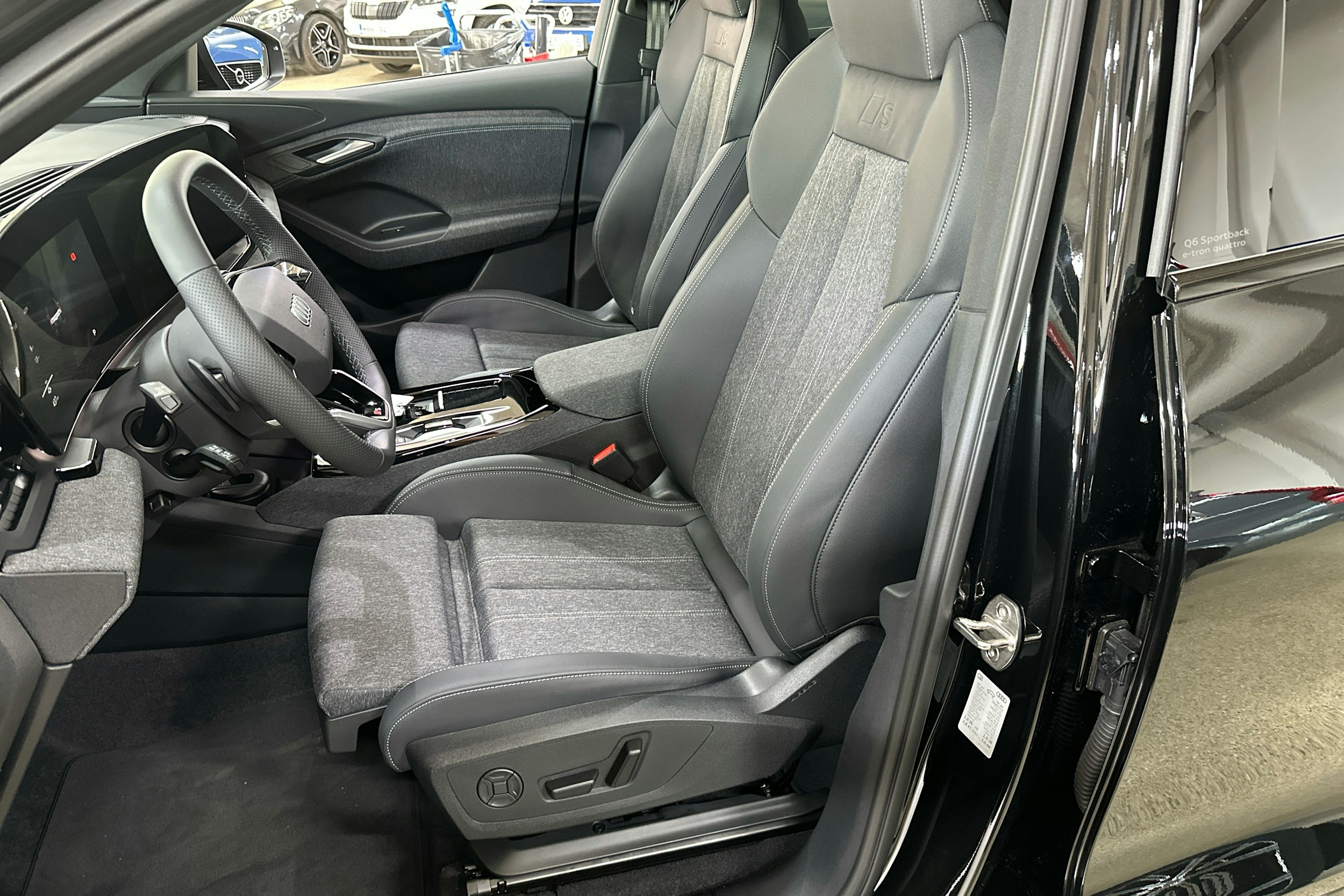 met. musta Audi Q6 e-tron 2025 kuva 33.