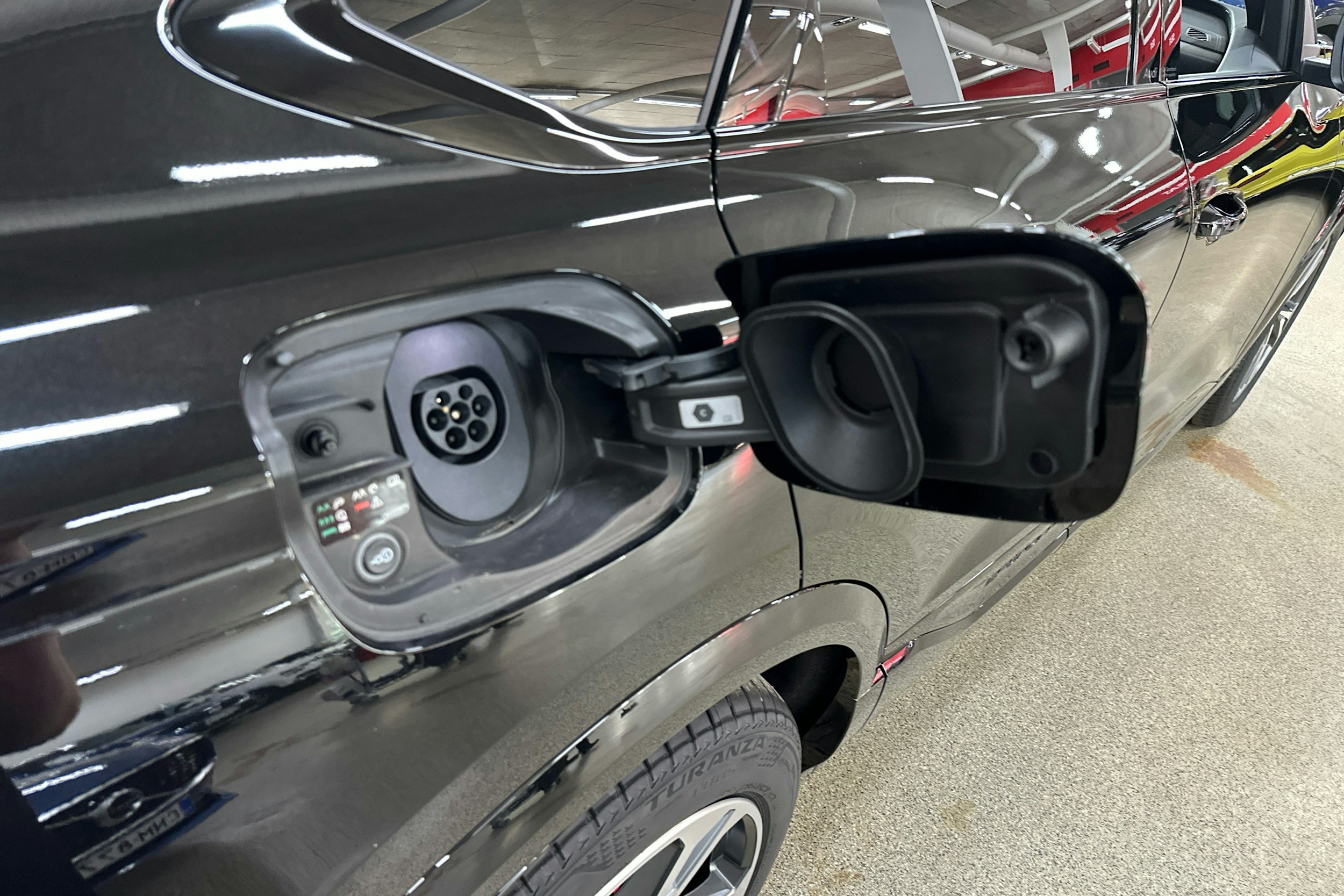 met. musta Audi Q6 e-tron 2025 kuva 35.