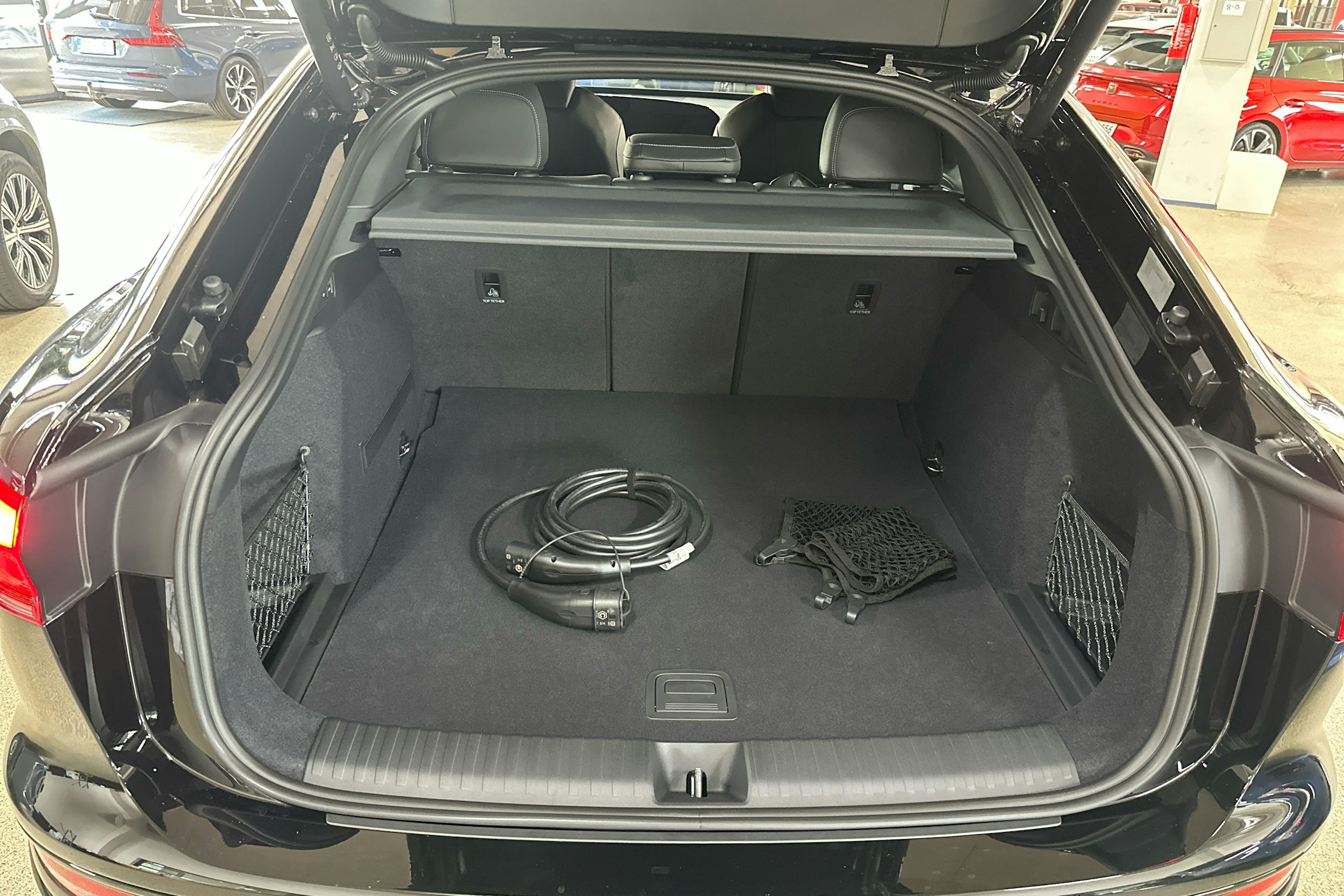 met. musta Audi Q6 e-tron 2025 kuva 39.