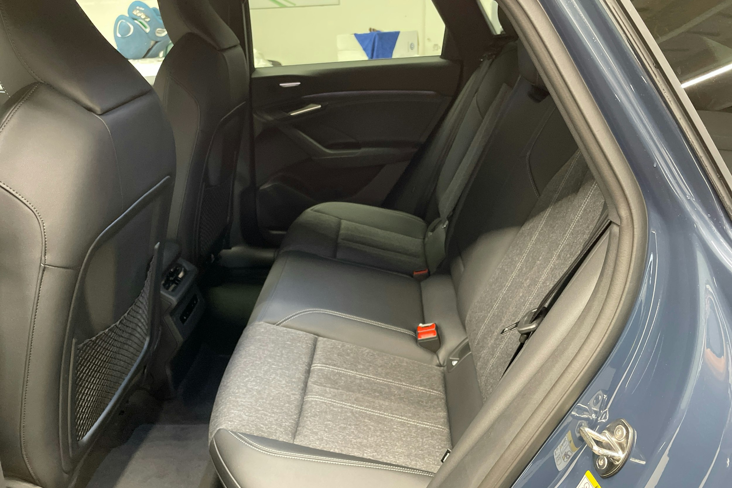 sininen Audi Q6 e-tron 2025 kuva 8.