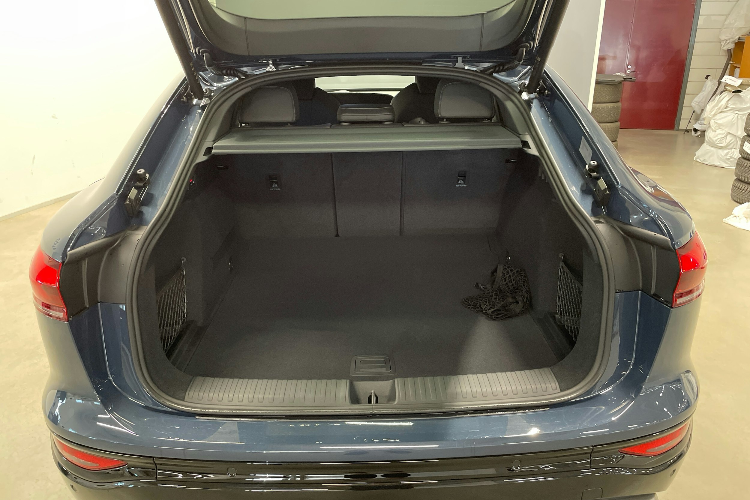 sininen Audi Q6 e-tron 2025 kuva 11.
