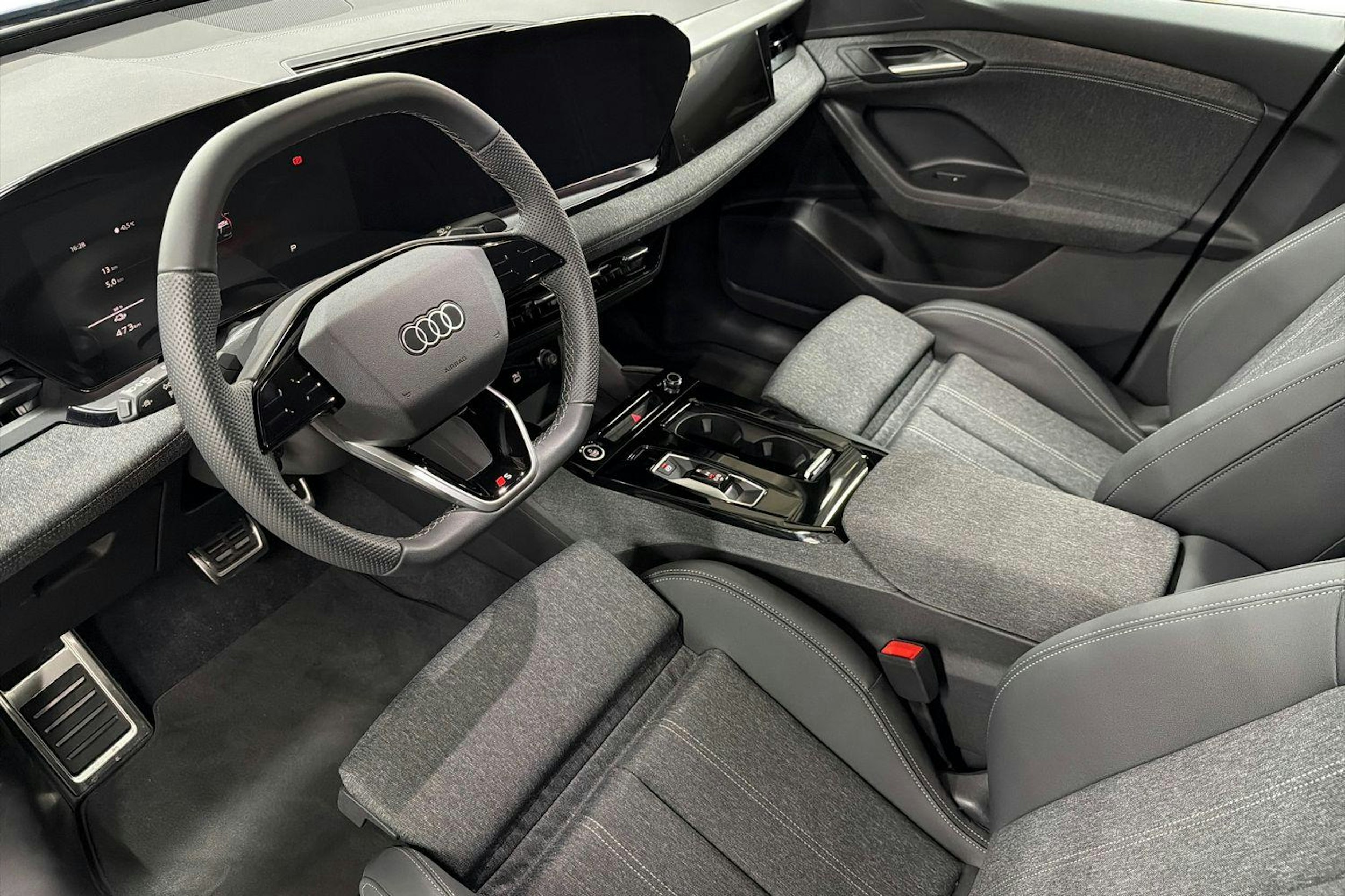 sininen Audi Q6 e-tron 2025 kuva 6.