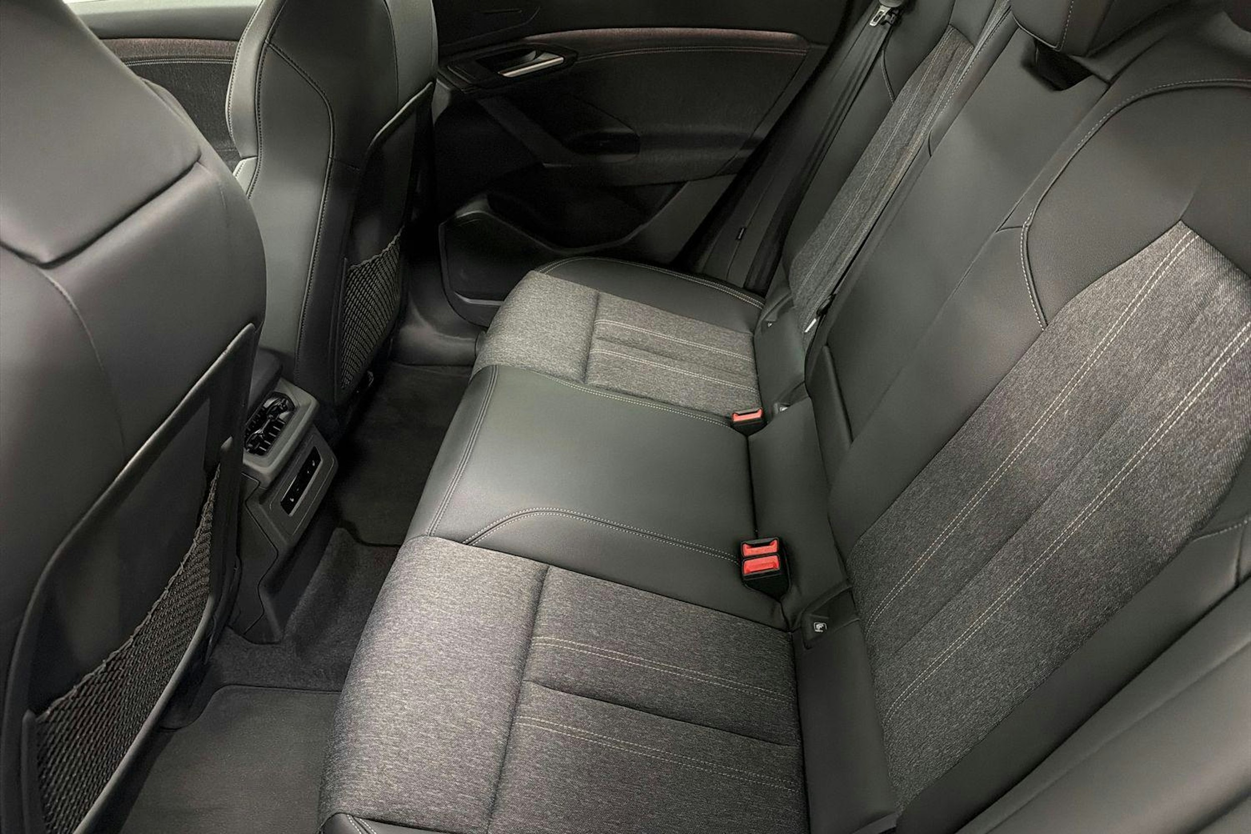 sininen Audi Q6 e-tron 2025 kuva 8.