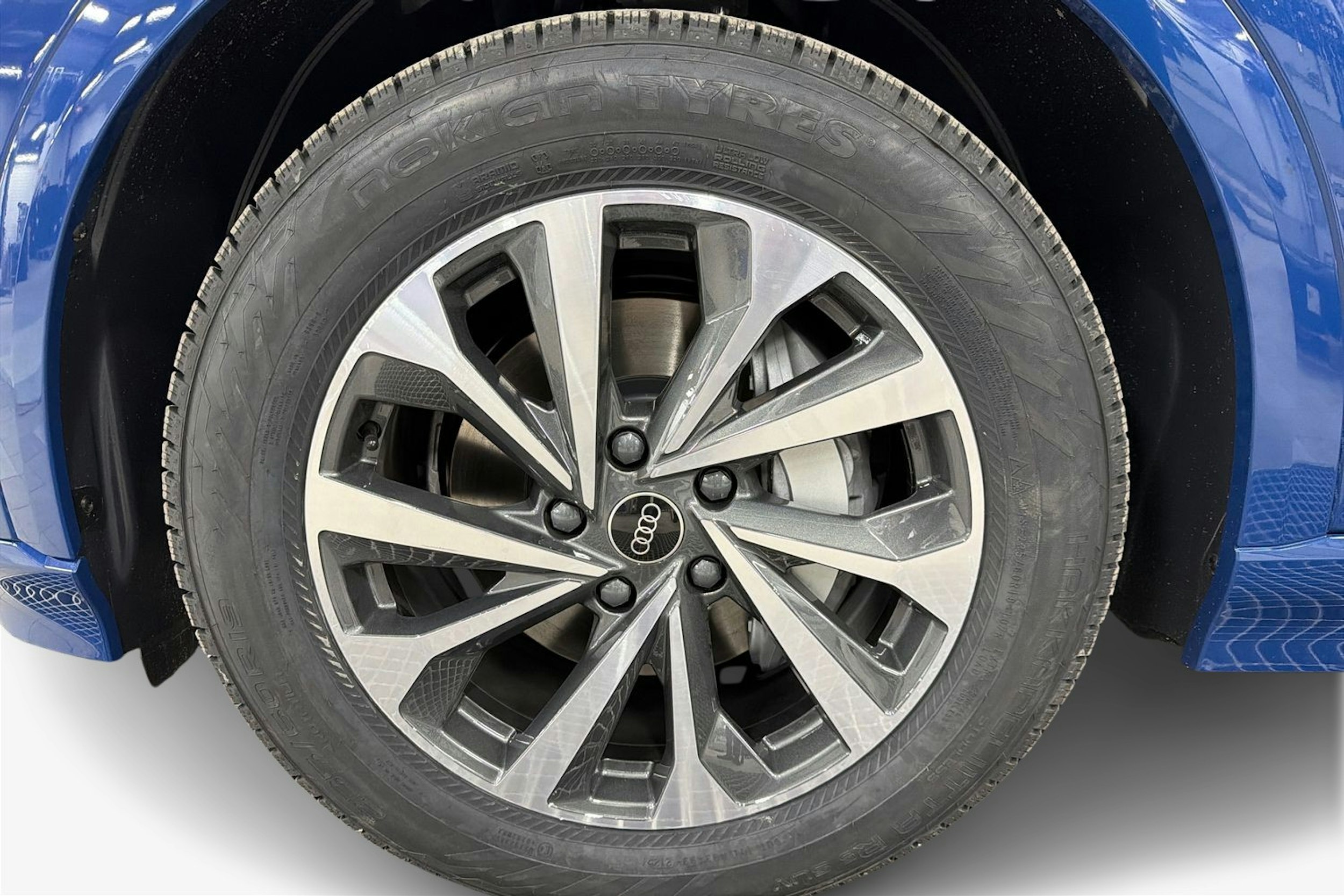 sininen Audi Q6 e-tron 2025 kuva 9.