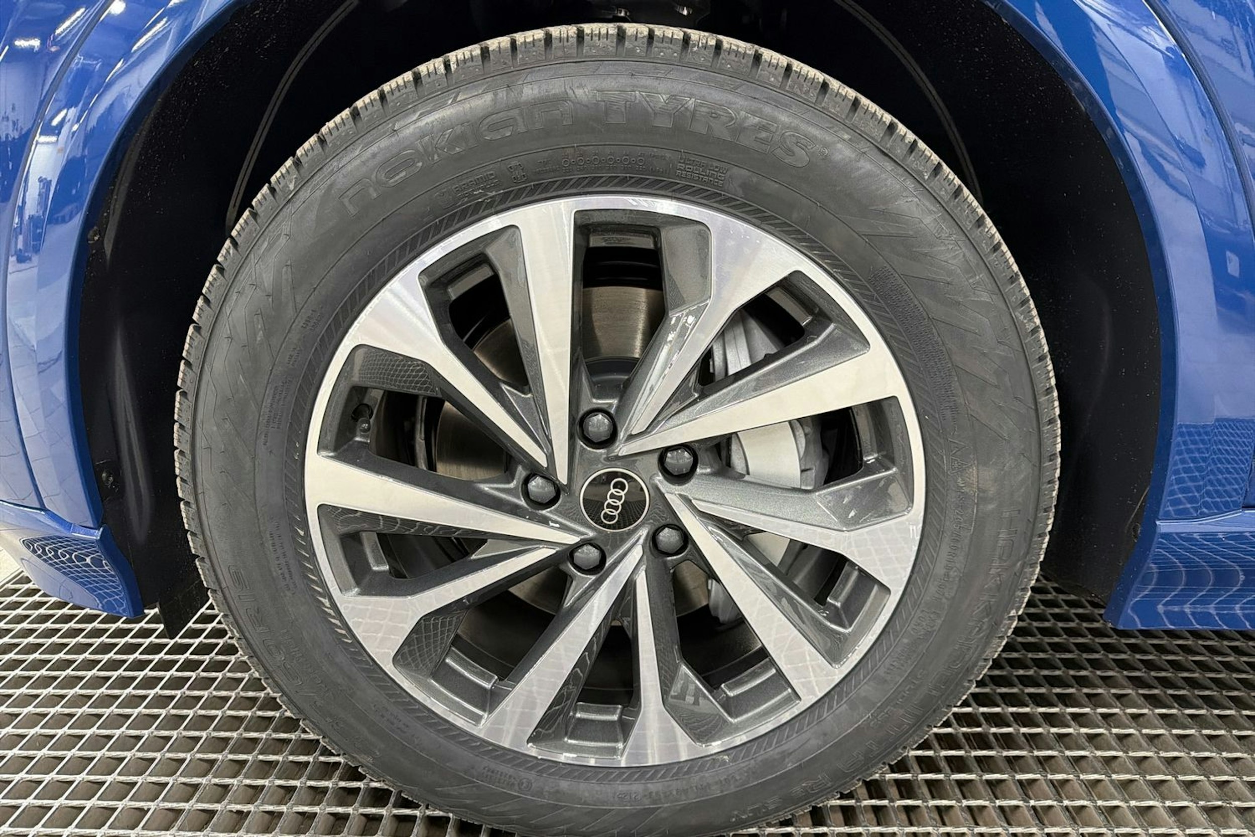 sininen Audi Q6 e-tron 2025 kuva 10.