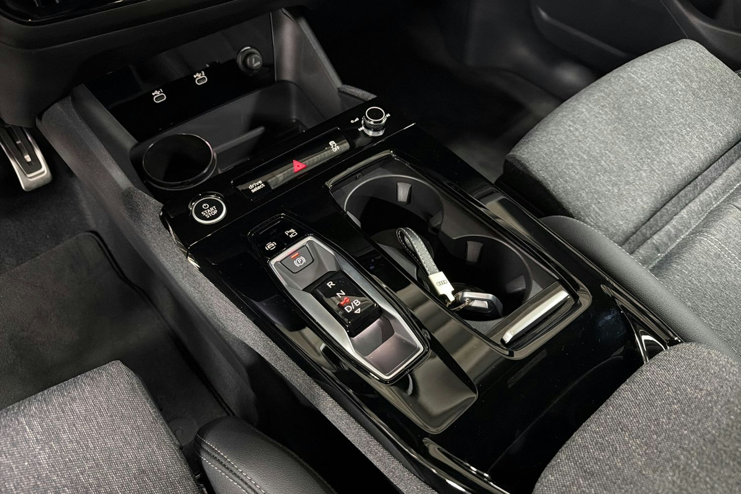 sininen Audi Q6 e-tron 2025 kuva 13.