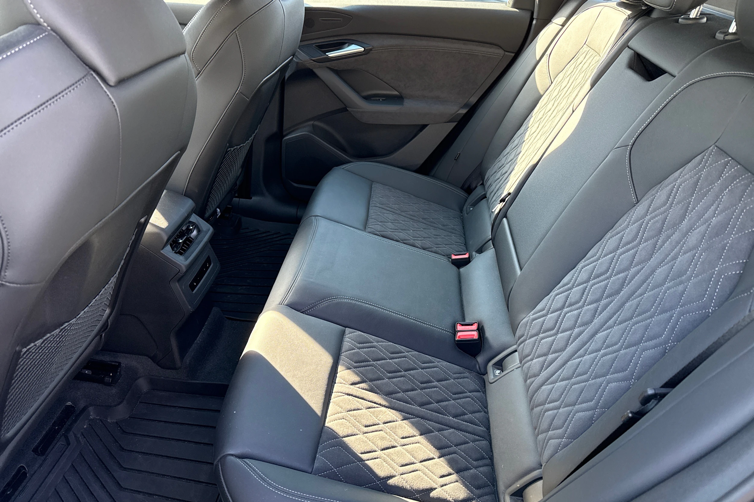 musta Audi Q6 e-tron 2025 kuva 4.