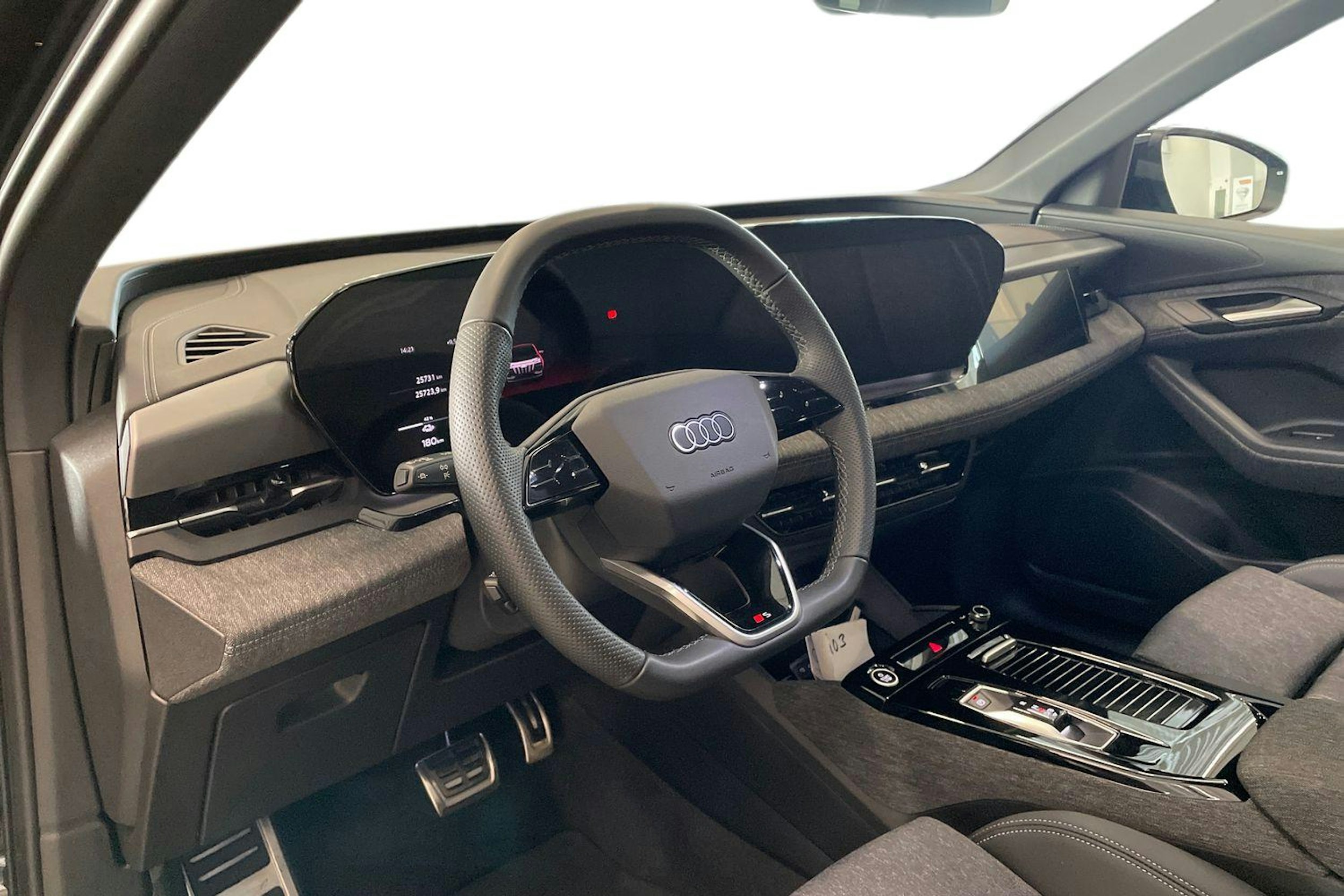 musta Audi Q6 e-tron 2025 kuva 7.