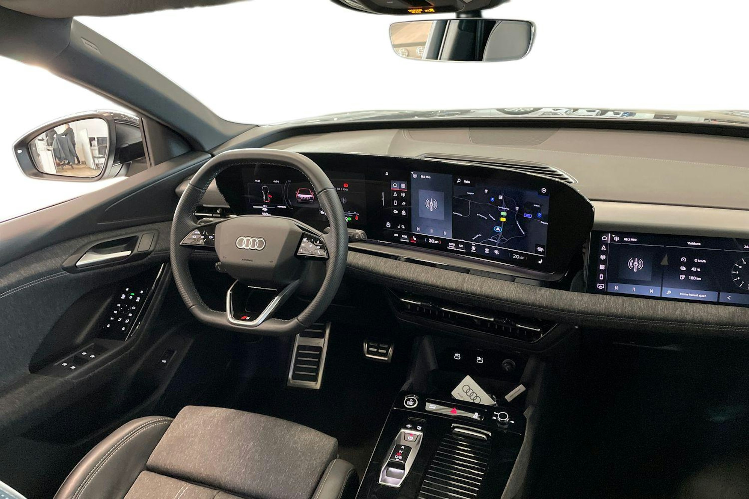 musta Audi Q6 e-tron 2025 kuva 9.