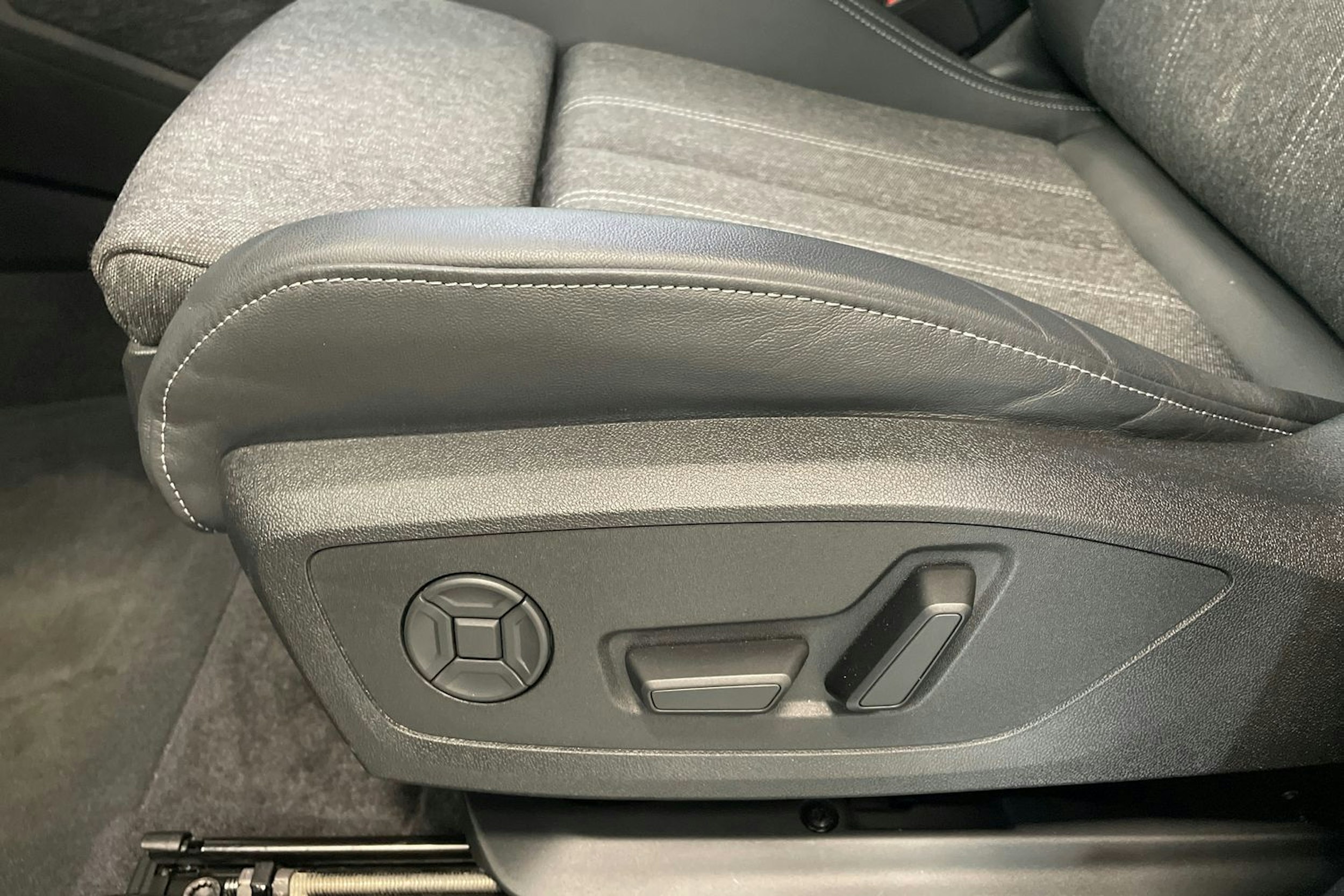 musta Audi Q6 e-tron 2025 kuva 15.