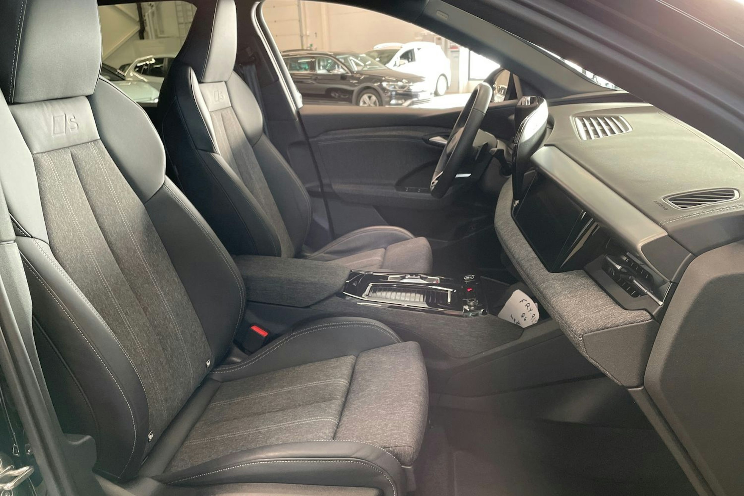 musta Audi Q6 e-tron 2025 kuva 16.