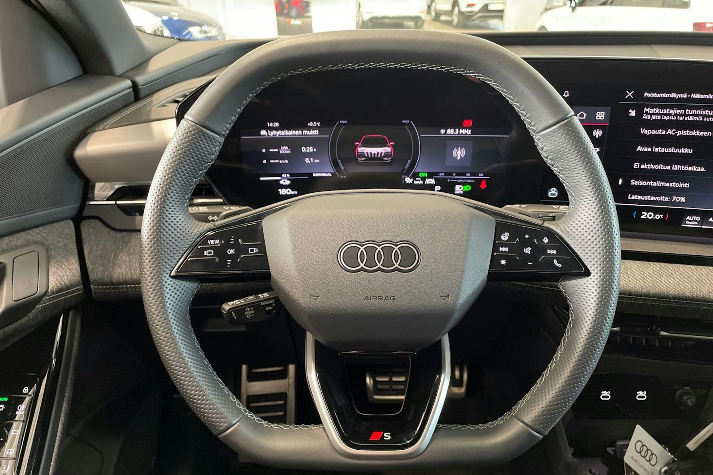 musta Audi Q6 e-tron 2025 kuva 19.