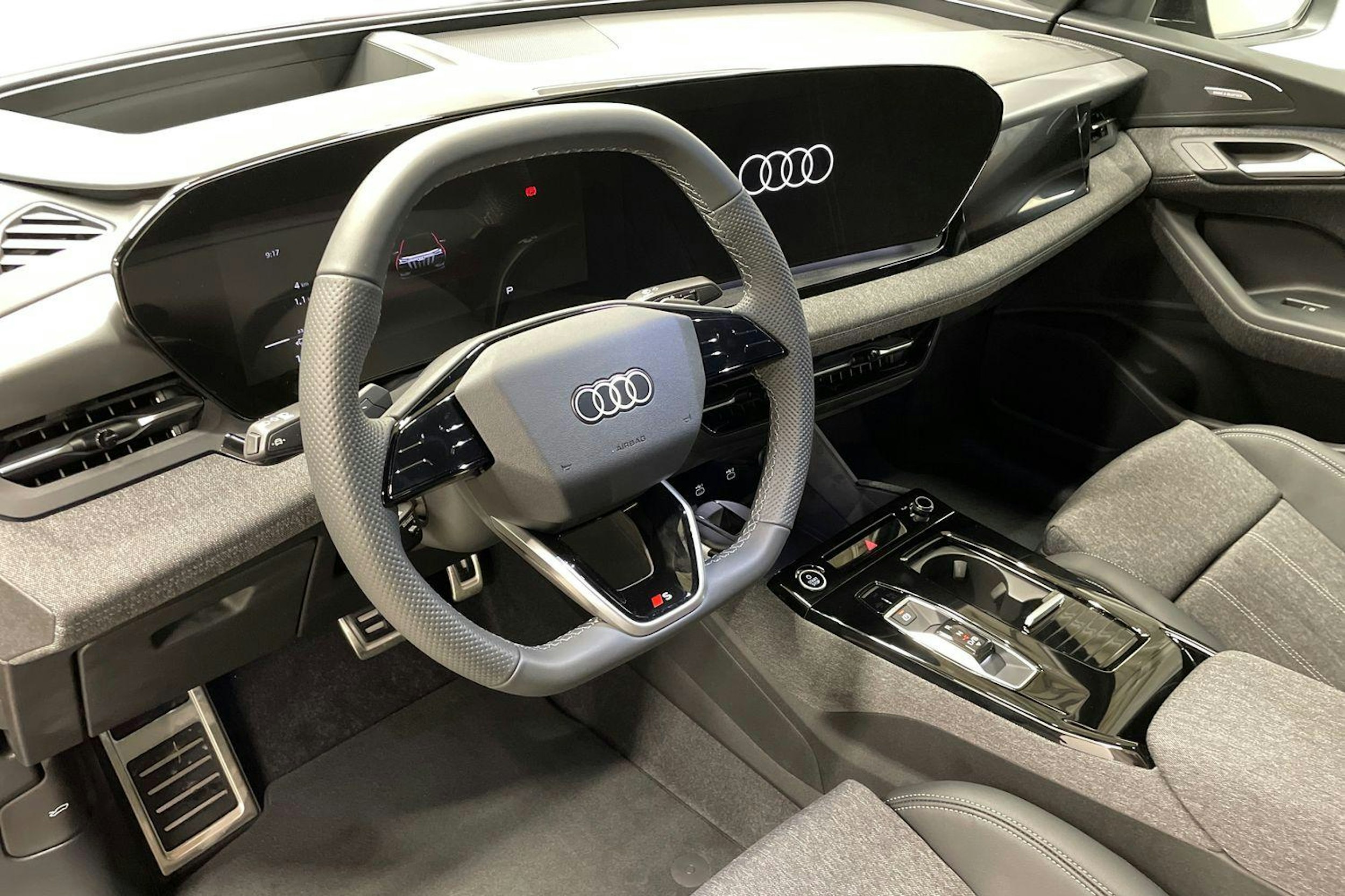 musta Audi Q6 e-tron 2025 kuva 7.