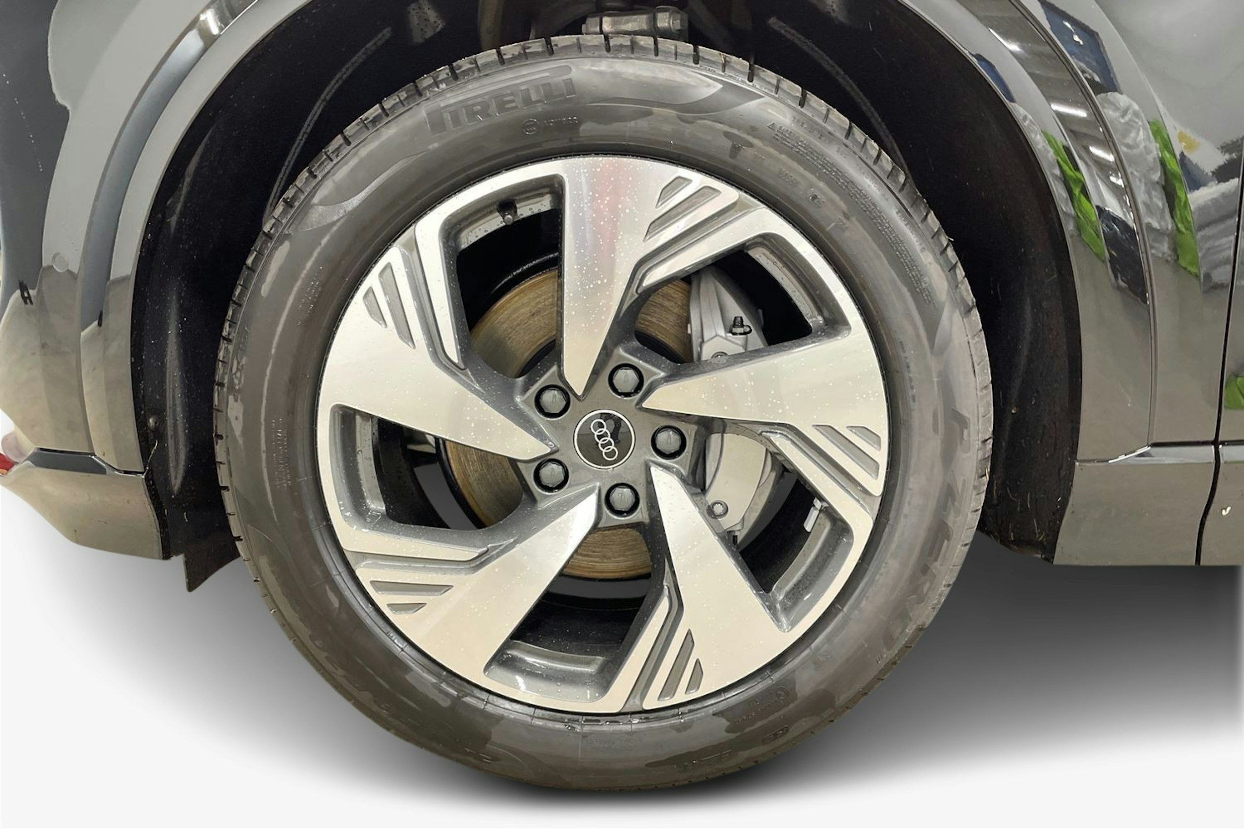 musta Audi Q6 e-tron 2025 kuva 11.