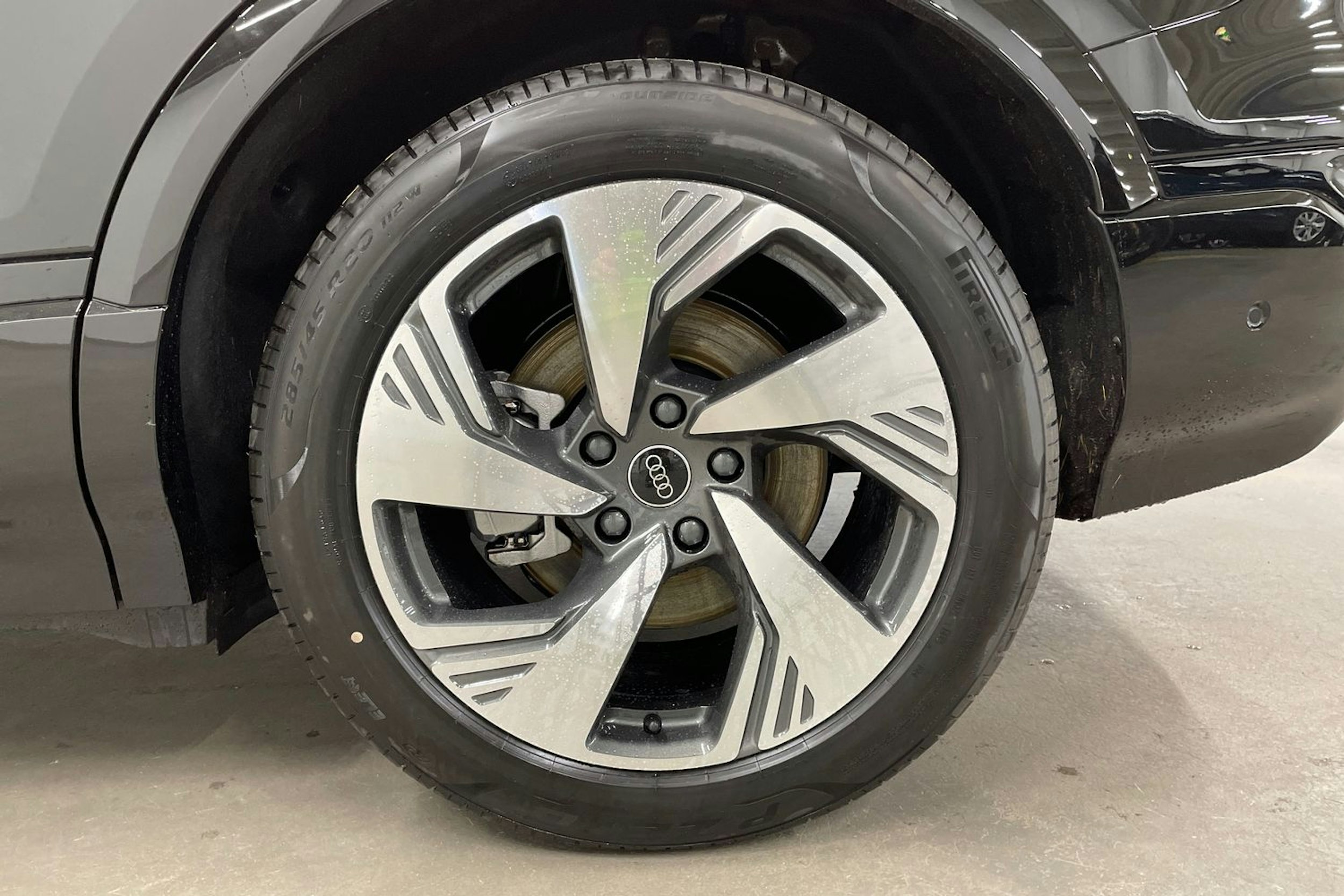 musta Audi Q6 e-tron 2025 kuva 13.