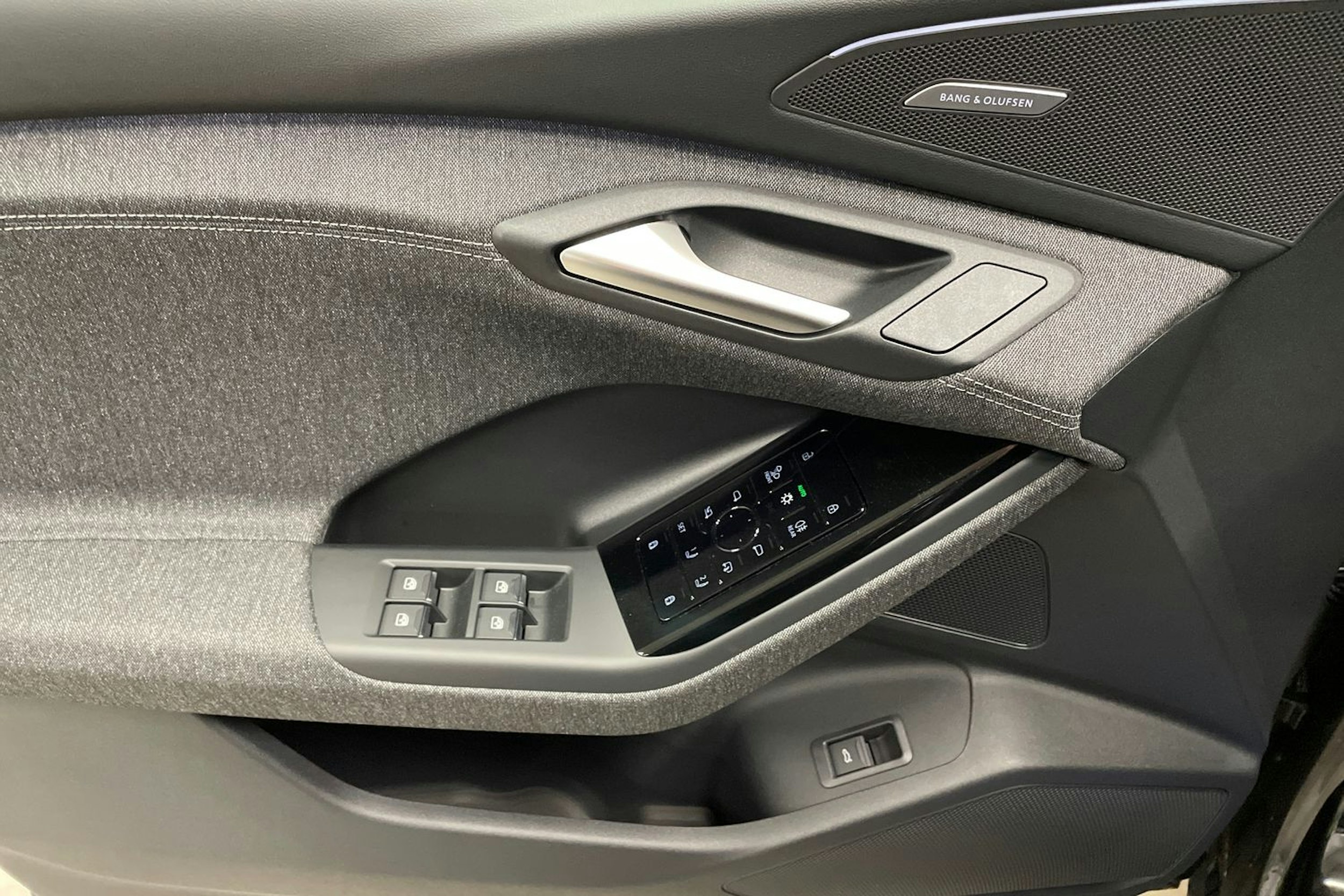 musta Audi Q6 e-tron 2025 kuva 16.