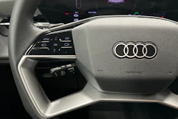 musta Audi Q6 e-tron 2025 kuva 11.